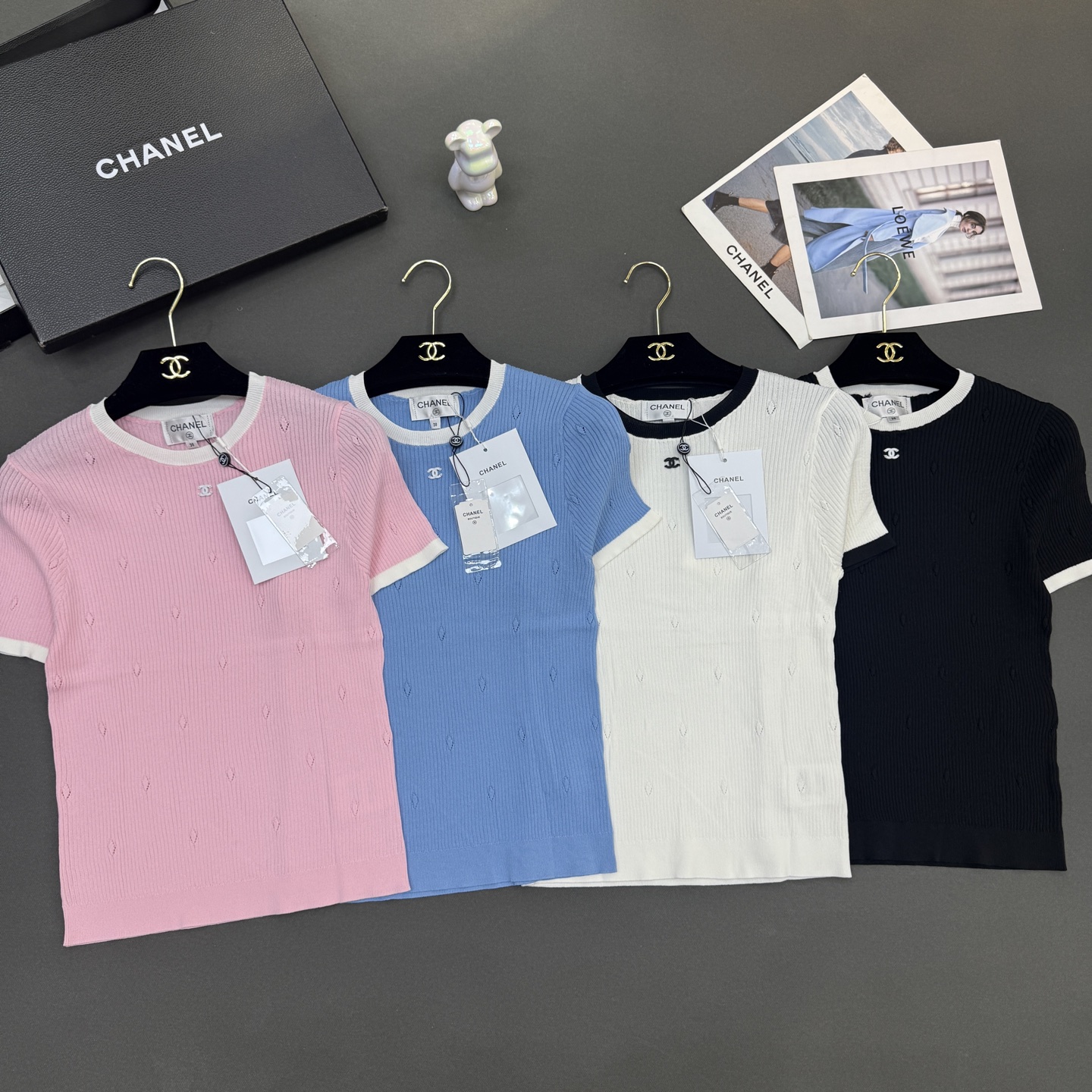 NO:749421,26 spring and summer Xiaoxiang new skin-friendly silk cotton, round neck elastic three-dimensional pattern chapter temperament versatile short casual versatile pink/blue/black/white four colors size sml available from stock,,1986090926春夏小香新款亲肤绢丝棉,圆领弹力立体图案章仔气质百搭短休闲百搭 粉红/蓝色/黑色/白色四色 尺码sml 现货供应,,,Women's clothing