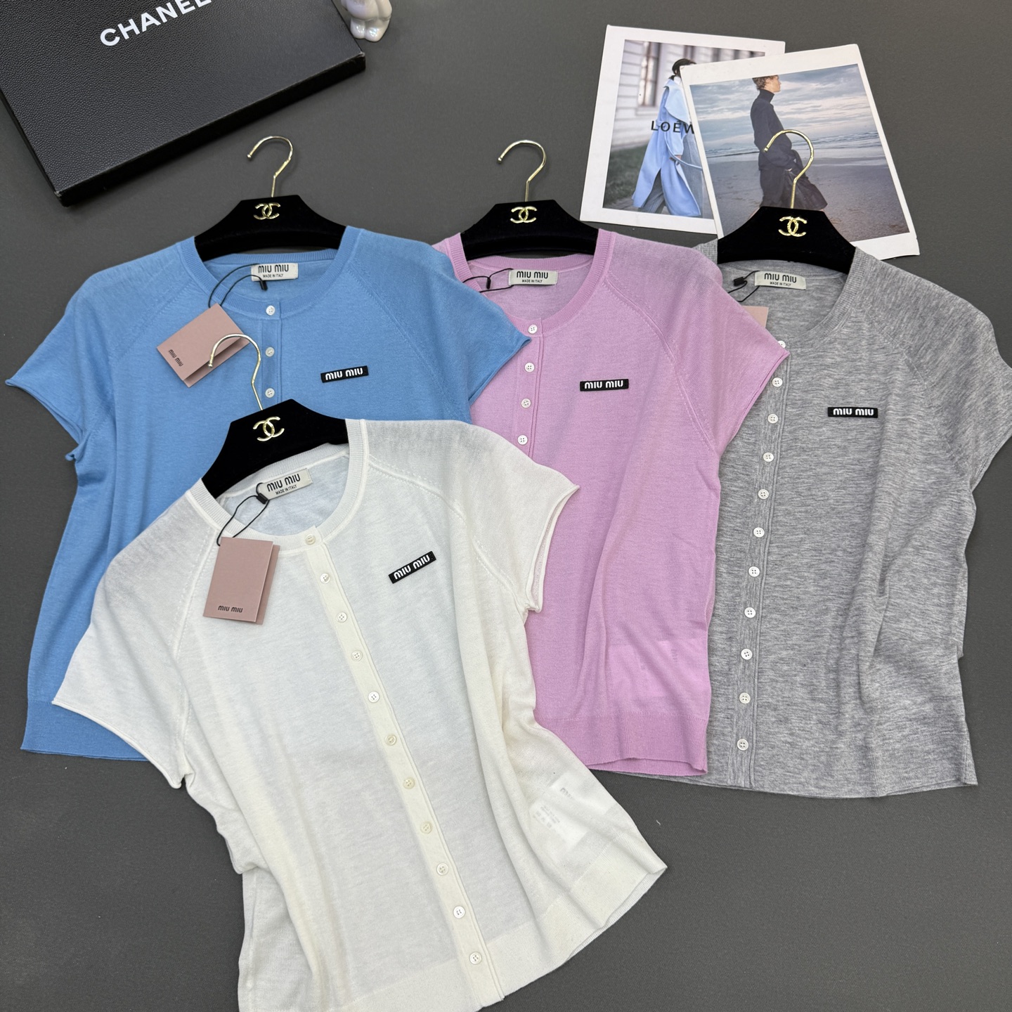 NO:751129,26 spring and summer miumi* women's new style top quality, skin-friendly soft cashmere mulberry silk, round neck rolled cuffs small cardigan raglan short sleeves gray/pink/off-white/blue 4 colors size sml available in stock,,miumiu,T-shirt,1986090926春夏miumi*女装新款顶级品质,亲肤软糯羊绒桑蚕丝,圆领卷边袖口小开衫插肩短袖灰色/粉红/米白/蓝色4色尺码sml 现货供应,,miumiu,T-shirt,,Women's clothing