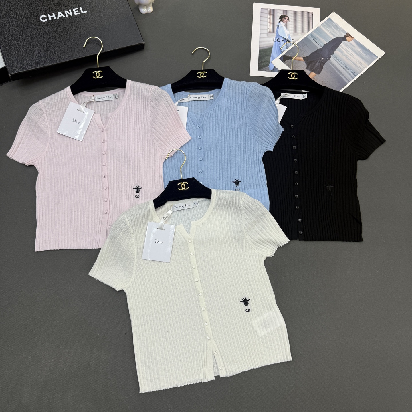 NO:751133,26 spring and summer Dio* women's new style, top quality skin-friendly soft and waxy, cashmere mulberry silk, round neck elastic slim fit little bee cardigan temperament versatile short sleeves off-white/blue/pink/black 4 colors size sml available in stock, dior, T-shirt,1986090926春夏Dio*女装新款,顶级品质亲肤软糯,羊绒桑蚕丝,圆领弹力修身小蜜蜂小开衫气质百搭短袖 米白/蓝色/粉红/黑色4色 尺码sml 现货供应,,dior,T-shirt,,Women's clothing