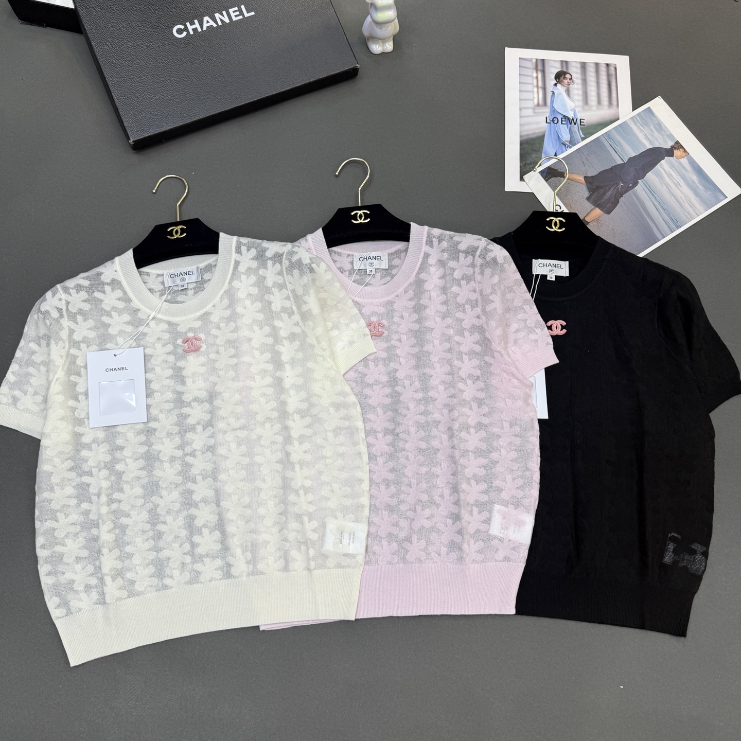 NO:751137,26 spring and summer Xiaoxiang new skin-friendly wool. Round neck heavy industry camellia embossed pattern fashionable and versatile short-sleeved pink/off-white/black three colors size sml available in stock, T-shirt,1986090926春夏小香新款亲肤羊毛.圆领重工山茶花浮雕图案时尚百搭气质短袖 粉红/米白/黑色三色 尺码sml 现货供应,,T-shirt,,Women's clothing