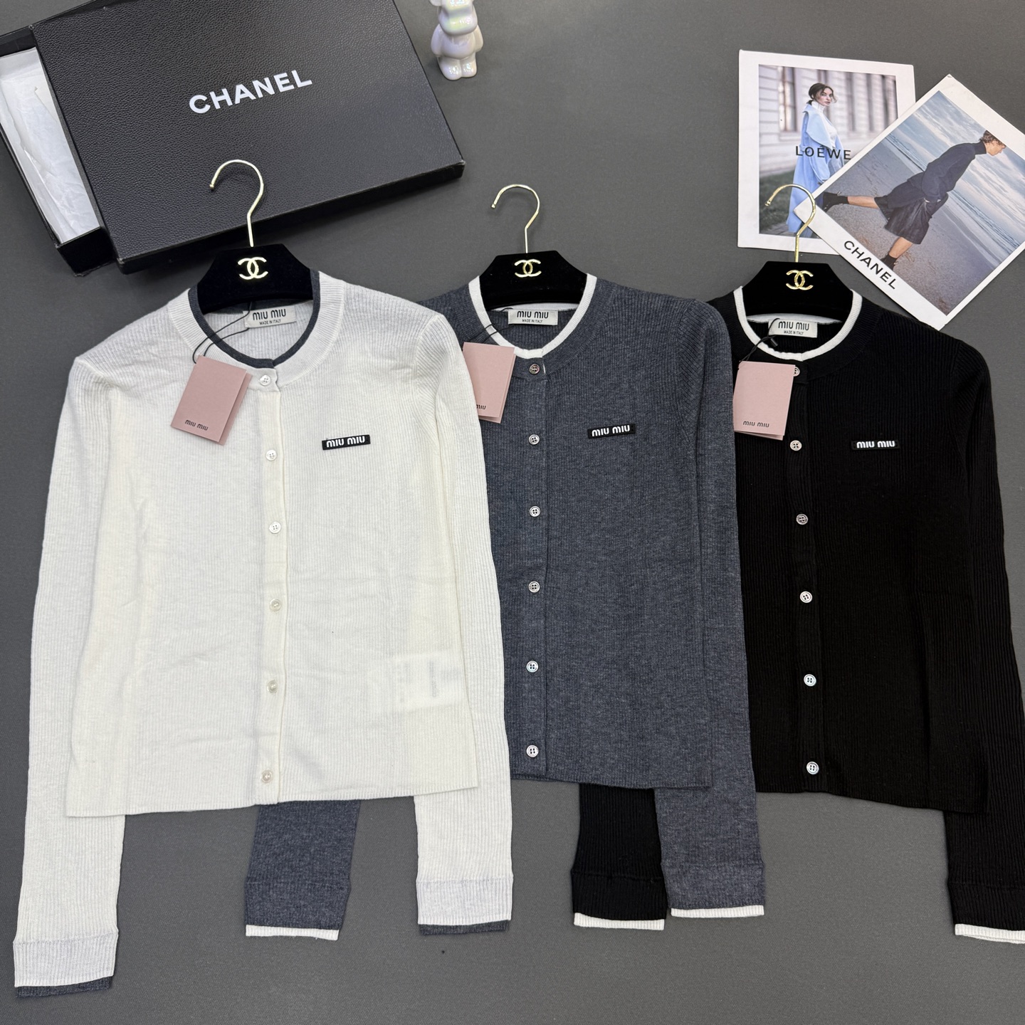 NO:751140,26 spring and summer miumi* women's new skin-friendly wool, elastic fake two-piece temperament versatile cardigan long-sleeved fashionable age-reducing soft and comfortable gray/off-white/black three-color size sml available in stock,,miumiu,1986090926春夏miumi*女装新款亲肤羊毛,弹力假二件气质百搭开衫长袖时髦减龄柔软舒适 灰色/米白/黑色三色尺码sml现货供应,,miumiu,,Women's clothing