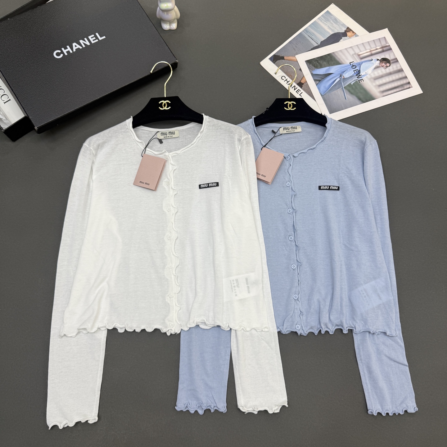 NO:752254,26 spring and summer miumi* women's new skin-friendly silk cotton, fungus-edged round neck versatile cardigan long-sleeved exquisite upper body age-reducing beige/light blue size sml available in stock,,miumiu,1986090926春夏miumi*女装新款亲肤绢丝棉,木耳边圆领百搭开衫长袖精致上身减龄米白/浅蓝两色 尺码sml 现货供应,,miumiu,,Women's clothing