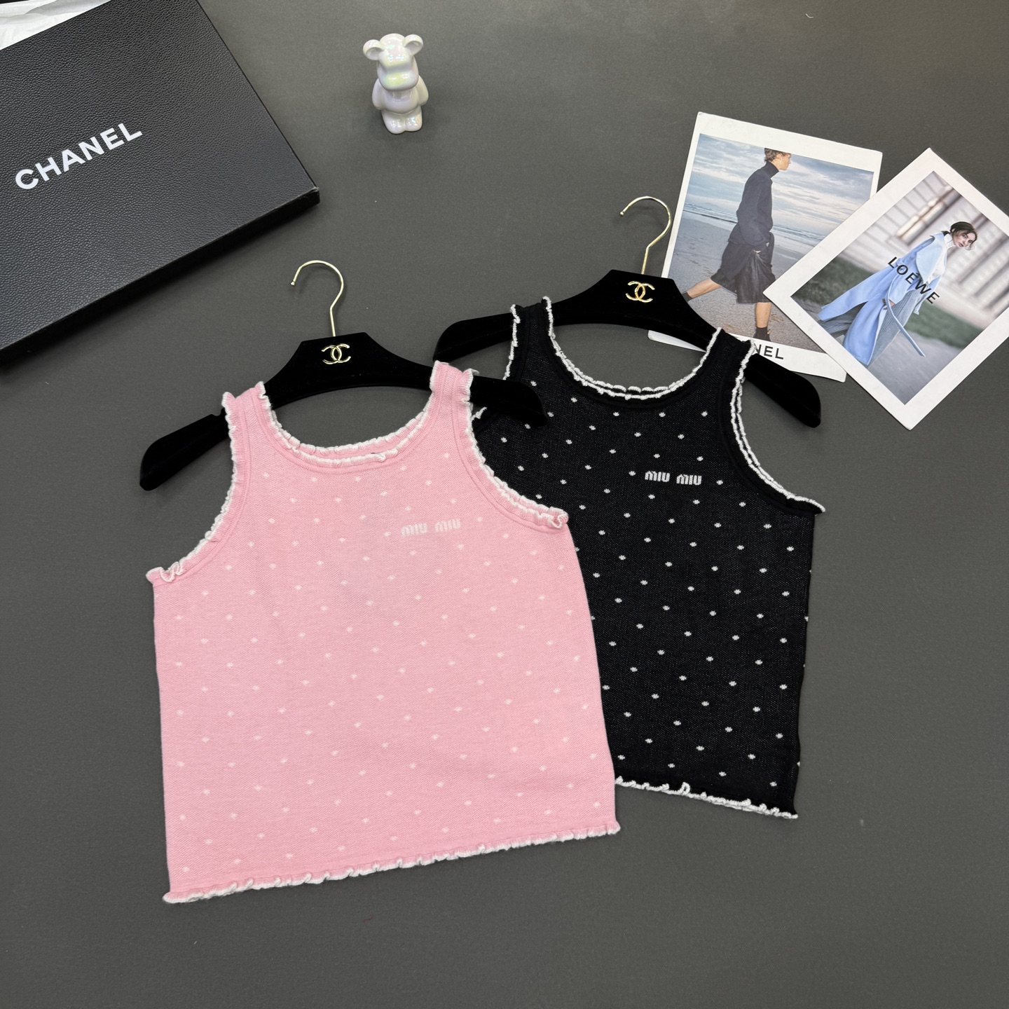 NO:753242,26 spring and summer miumi* women's new skin-friendly warm wool mulberry silk. Small polka dot letter pattern vest with fungus edge black/pink size sml available from stock,,miumiu,1986090926春夏miumi*女装新款亲肤保暖羊毛桑蚕丝.木耳边小波点字母图案背心 黑色/粉红两色 尺码sml现货供应,,miumiu,,Women's clothing