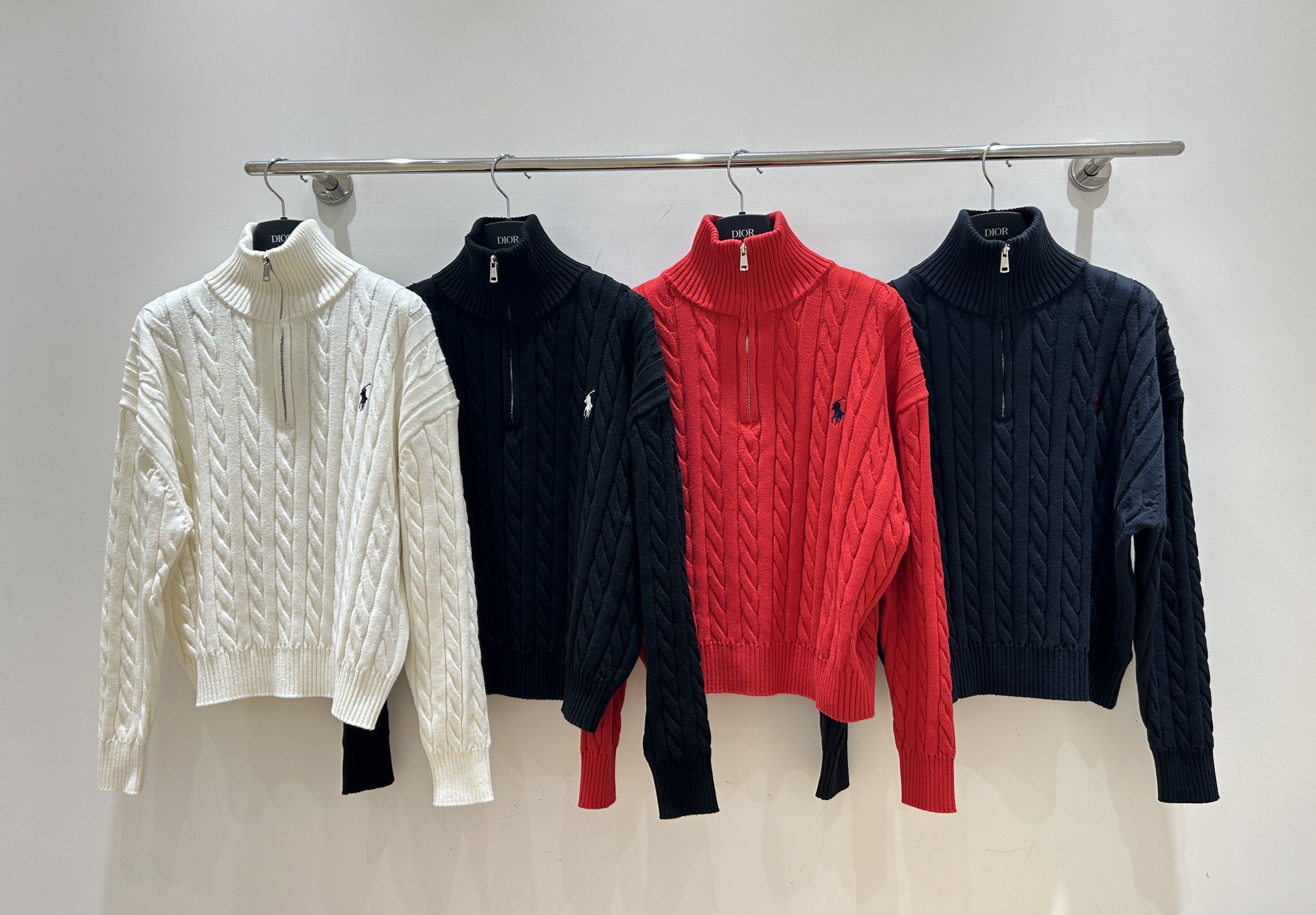 NO:753243,New models available in seconds!  Ralph Lauren embroidered twisted rope knitted, semi-open zippered long-sleeved sweater, great texture, fashionable and versatile, grab it now!  ,,loro piana,sweaters,19860909新款现货秒发！拉夫劳伦Ralph Lauren刺绣麻花扭绳针织,半开胸拉链长袖毛衣,质感超棒,时尚百搭,速来抢！,,loro piana,sweaters,,Women's clothing