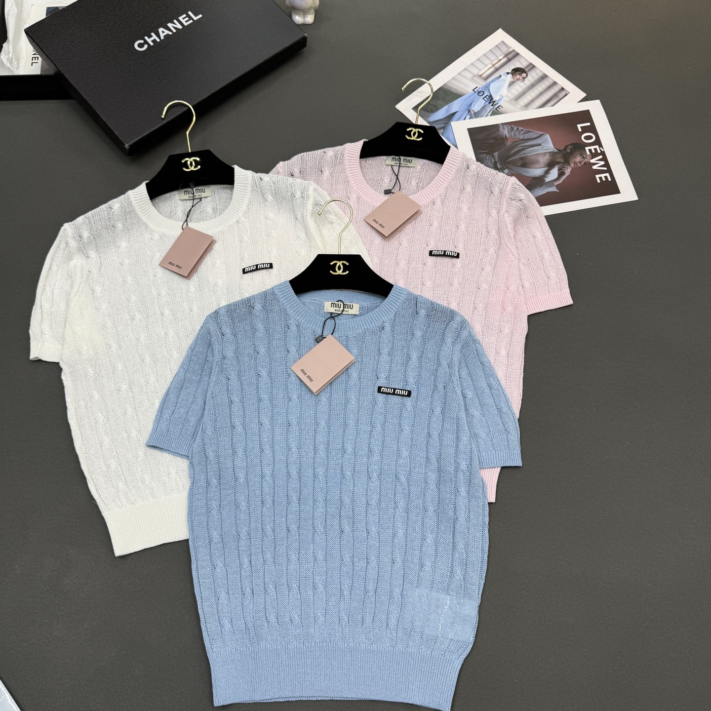 NO:761937,26 spring and summer miumi* women's new style, skin-friendly, breathable and comfortable, imported Japanese paper yarn, round neck twist stitch, fashionable and versatile short-sleeved, pink/white/blue three colors, size sml, available in stock,,miumiu,T-shirt,1986090926春夏miumi*女装新款亲肤透气舒适,进口和纸纱,圆领麻花针法气质时尚百搭短袖 粉红/白/蓝色三色 尺码sml 现货供应,,miumiu,T-shirt,,Women's clothing