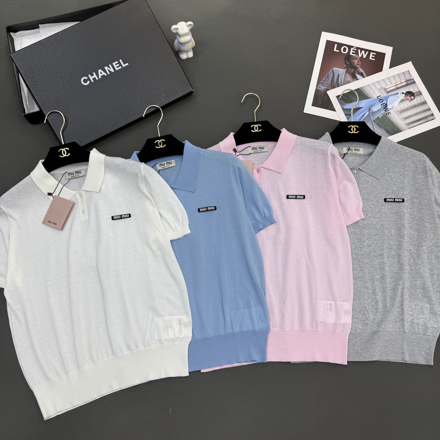 NO:762569,26 spring and summer miumi* women's new skin-friendly silk cotton polo collar, high-end fashion and versatile short-sleeved blue/pink/off-white/grey four colors size sml size sml available in stock,,miumiu,T-shirt,1986090926春夏miumi*女装新款亲肤绢丝棉polo领,气质高级时尚百搭短袖蓝色/粉红/米白/灰色四色 尺码sml尺码sml 现货供应,,miumiu,T-shirt,,Women's clothing