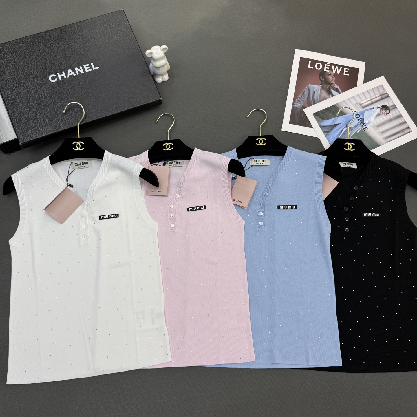 NO:762566,26 spring and summer miumi* women's new skin-friendly silk cotton V-neck, hot diamond temperament versatile vest blue/pink/off-white/black 4 colors size sml available in stock,,miumiu,1986090926春夏miumi*女装新款亲肤绢丝棉V领,烫钻气质百搭背心蓝色/粉红/米白/黑色4色尺码sml 现货供应,,miumiu,,Women's clothing