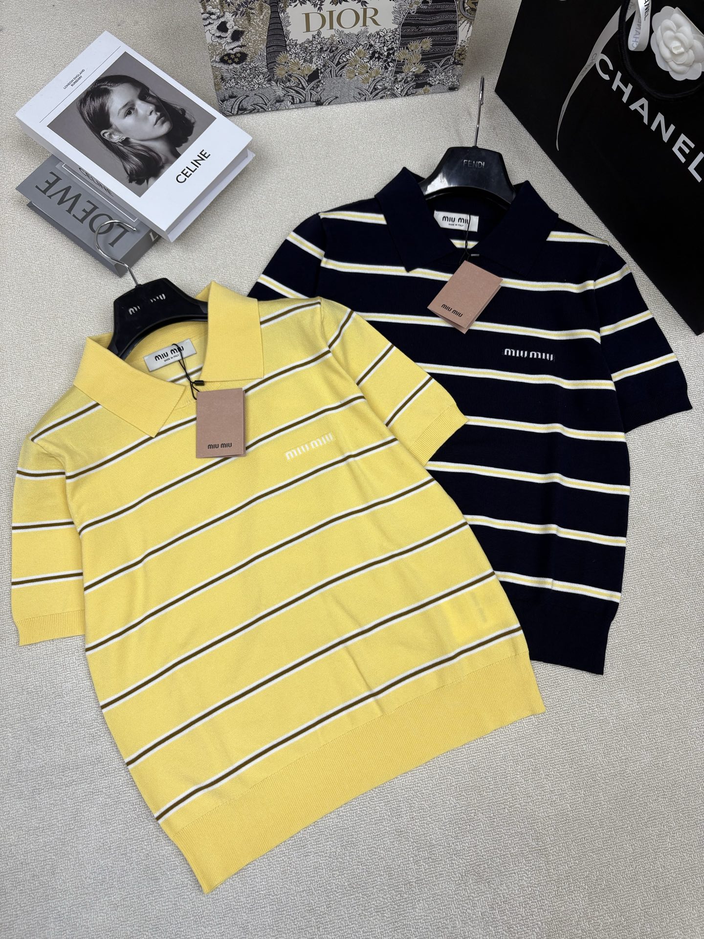 NO:793171,Miumi*26 new spring and summer new style knitted lapel short-sleeves, inter-color stripe splicing, classic brand letter logo contrasting jacquard decoration, classic and fashionable, versatile for daily commuting, sizes sml,, miumiu, T-shirt,19860909Miumi*26春夏新款针织翻领短袖 间色条纹拼接 经典品牌字母logo撞色提花装饰 经典时髦日常通勤百搭 尺码sml,,miumiu,T-shirt,,Women's clothing