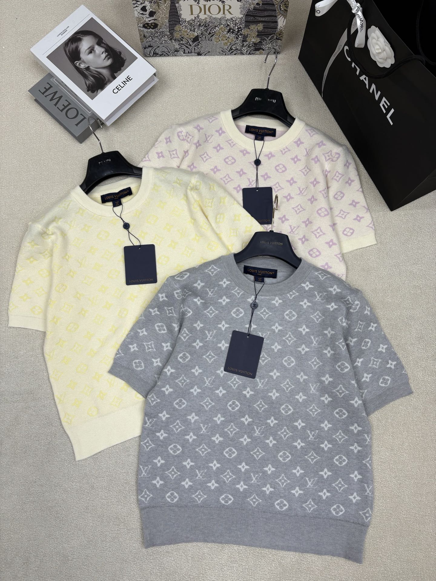 NO:793173,LV Louis Vuit*26 new spring and summer knitted round neck short sleeves. Classic brand letter logo elements and contrasting jacquard decoration. Classic, fashionable and versatile for daily commuting. Sizes: sml,, louis vuitton, louis vuitton, T-shirt,19860909LV路易威*26春夏新款针织圆领短袖 经典品牌字母logo元素撞色提花装饰 经典时髦日常通勤百搭 尺码sml,,louis vuitton,louis vuitton,T-shirt,,Women's clothing