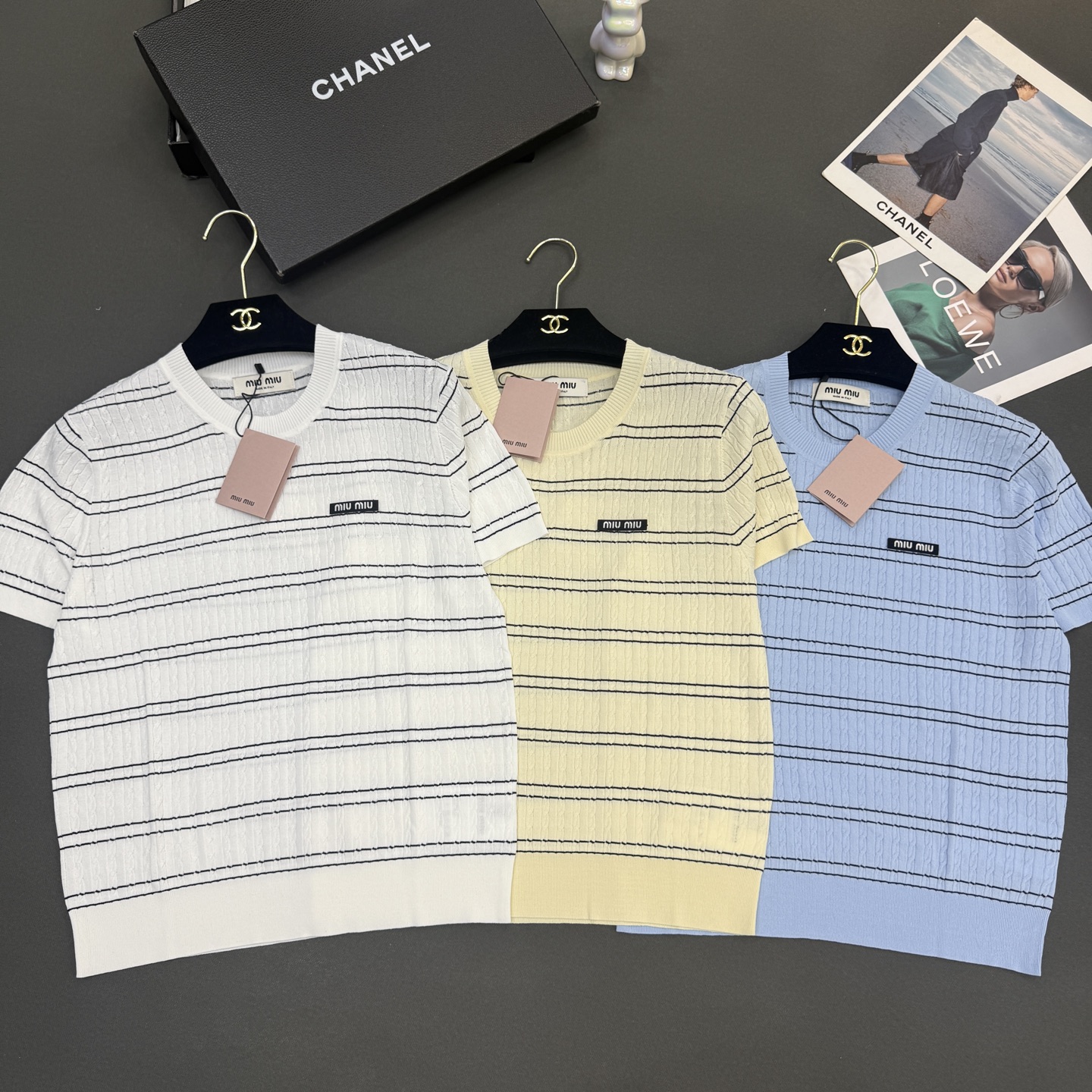 NO:795688,26 spring and summer miumi* women's new skin-friendly silk cotton elastic stripes, not picky about body shape, versatile short-sleeved temperament, yellow/off-white/blue 3 colors size sml available in stock,,miumiu,T-shirt,1986090926春夏miumi*女装新款亲肤绢丝棉弹力条纹,不挑身材,气质百搭短袖 黄色/米白/蓝色3色尺码sml 现货供应,,miumiu,T-shirt,,Women's clothing