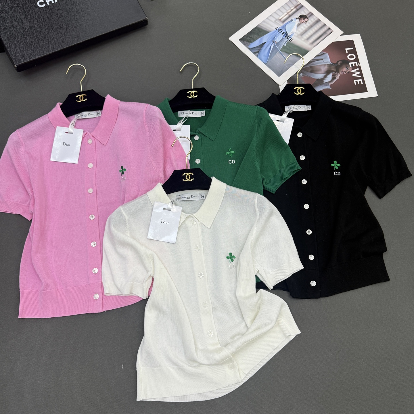 NO:795689,26 spring and summer Dio* women's new top quality skin-friendly silk, small lapel embroidered four-leaf clover CD slim fit, elegant and versatile small cardigan short sleeves for commuting, pink/green/off-white/black four-color sizes sml available in stock, dior, T-shirt,1986090926春夏Dio*女装新款顶级品质亲肤绢丝,小翻领刺绣四叶草CD修身版型,气质通勤百搭小开衫短袖 粉红/绿色/米白/黑色四色尺码sml 现货供应,,dior,T-shirt,,Women's clothing