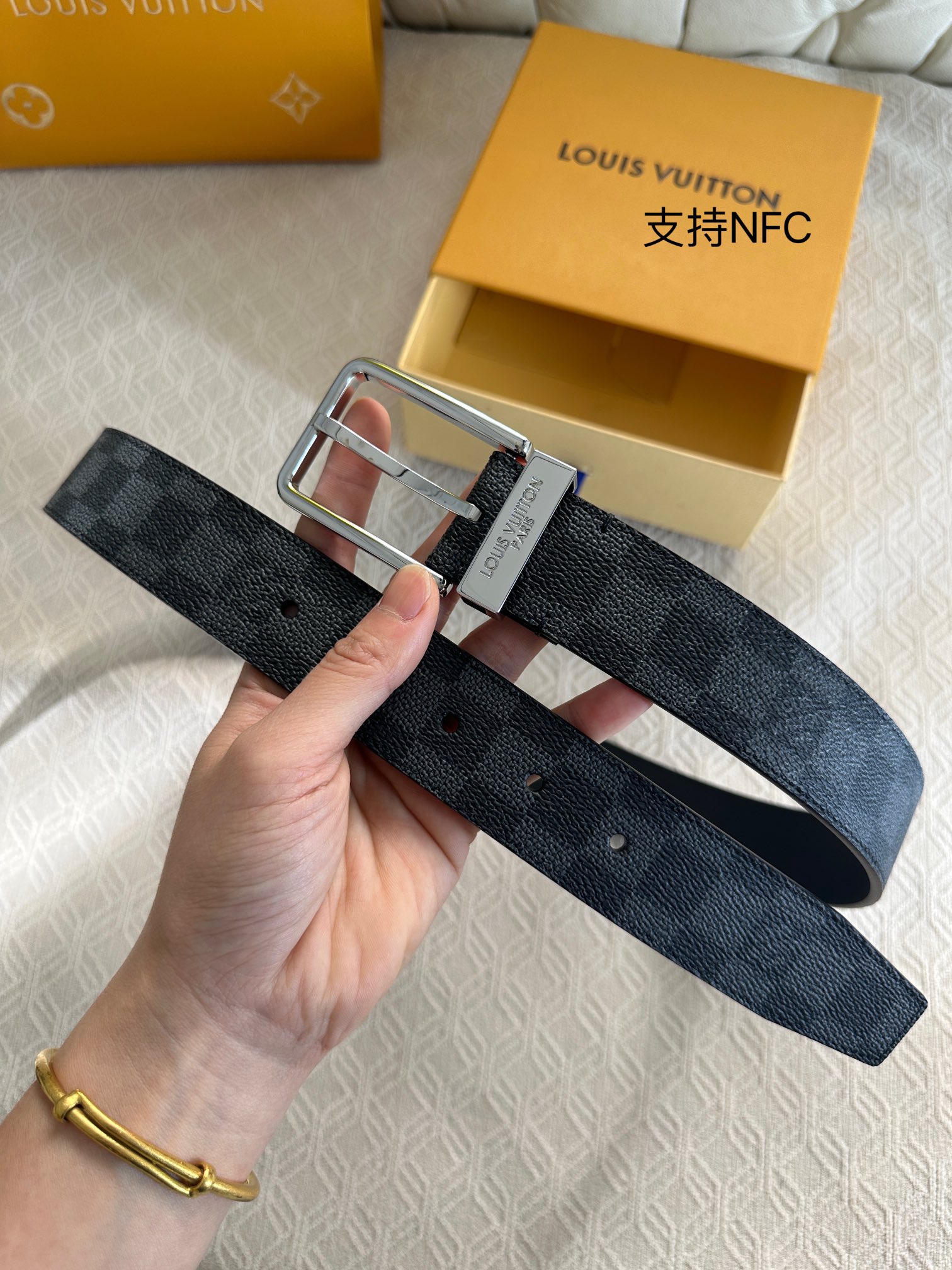 lv 精品针扣系列 进口原厂皮 精品五金 适用于多种搭配跟场合 🛫。宽度3.5cm  皮质柔软舒适 🛒内置NFC芯片