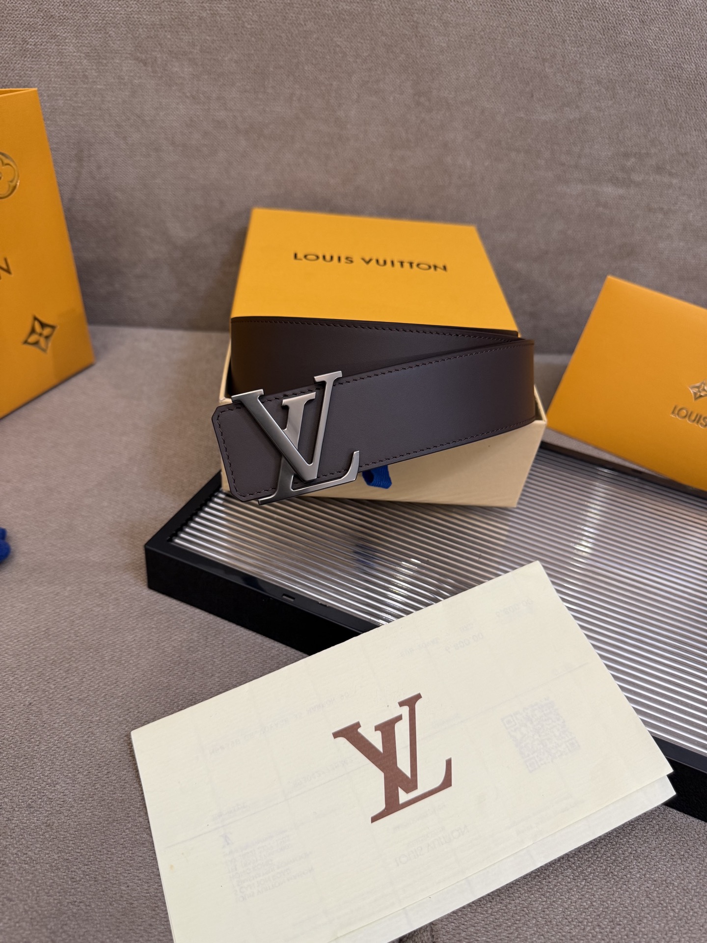 🌟【L家 男士必入商务休闲腰带｜秒变穿搭高手】🌟

🔥爆款型号：M*原厂顶配版
▫4.0cm黄金宽度 | 真皮匠心打造
▫真空电镀针扣（金银双色可选）
▫全套包装+防尘袋

💼【一秒提升格调的王炸单品】
☑商务洽谈 ➕ 休闲约会无缝切换
☑全新棱角针扣设计｜40mm利落线条
☑L家经典字母铭刻｜金属光泽永不褪色

✨「细节控必看」
✓ 意大利植鞣牛皮柔软抗变形
✓ 六道边缘油边工艺防开裂
✓ 精密数控雕刻金属扣头

👔【穿搭公式】&darr;
正装搭配&rarr; 沉稳精英气场全开
牛仔裤+衬衫&rarr; 美式复古摩登范
运动休闲装&rarr; 低调奢华小心机

&rdquo;从腰间细节开始掌控全场
真皮触感诉说低调奢华&ldquo;
&darr;点击咨询专属福利&darr;
p160