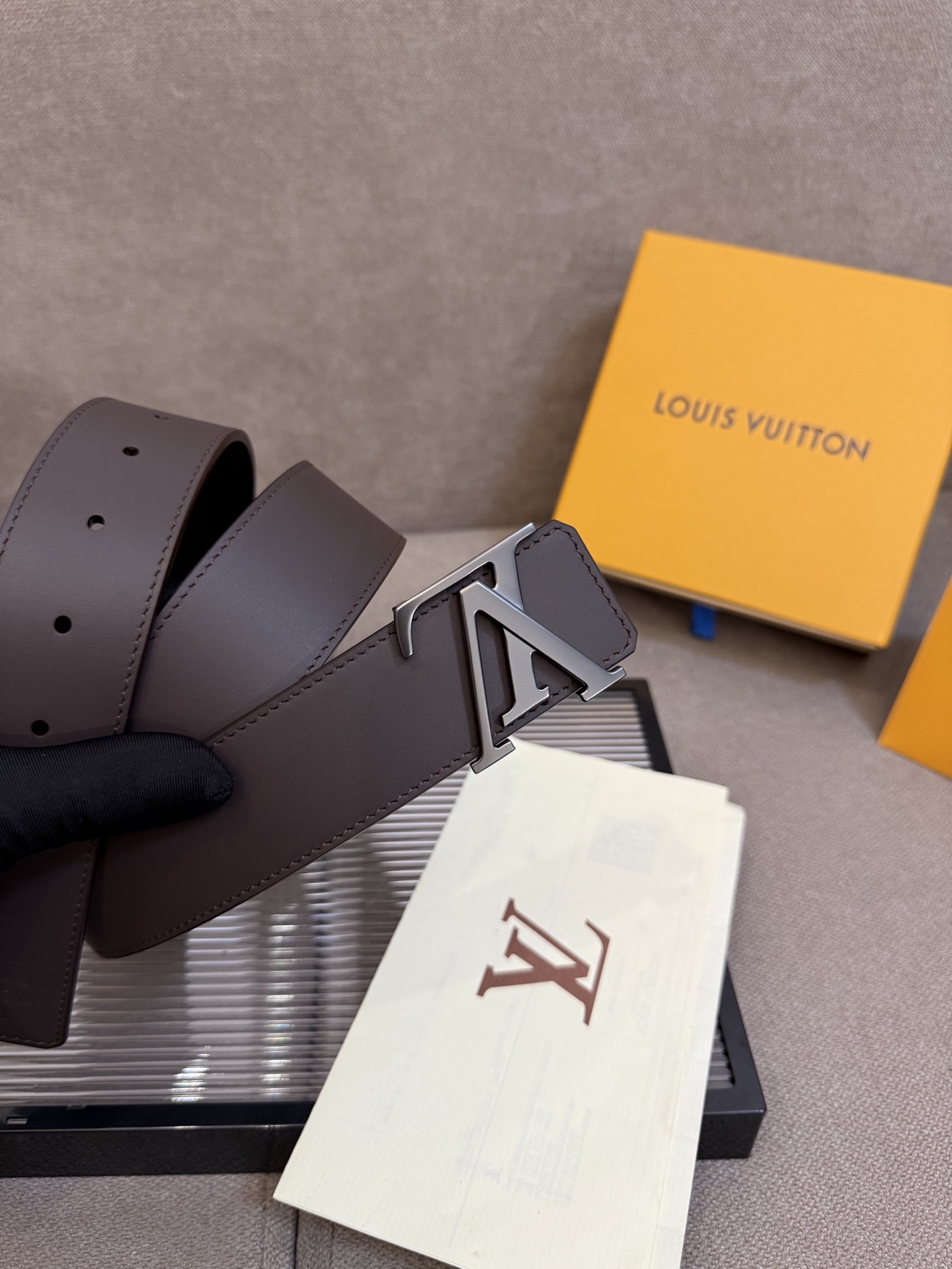🌟【L家 男士必入商务休闲腰带｜秒变穿搭高手】🌟

🔥爆款型号：M*原厂顶配版
▫4.0cm黄金宽度 | 真皮匠心打造
▫真空电镀针扣（金银双色可选）
▫全套包装+防尘袋

💼【一秒提升格调的王炸单品】
☑商务洽谈 ➕ 休闲约会无缝切换
☑全新棱角针扣设计｜40mm利落线条
☑L家经典字母铭刻｜金属光泽永不褪色

✨「细节控必看」
✓ 意大利植鞣牛皮柔软抗变形
✓ 六道边缘油边工艺防开裂
✓ 精密数控雕刻金属扣头

👔【穿搭公式】&darr;
正装搭配&rarr; 沉稳精英气场全开
牛仔裤+衬衫&rarr; 美式复古摩登范
运动休闲装&rarr; 低调奢华小心机

&rdquo;从腰间细节开始掌控全场
真皮触感诉说低调奢华&ldquo;
&darr;点击咨询专属福利&darr;
p160