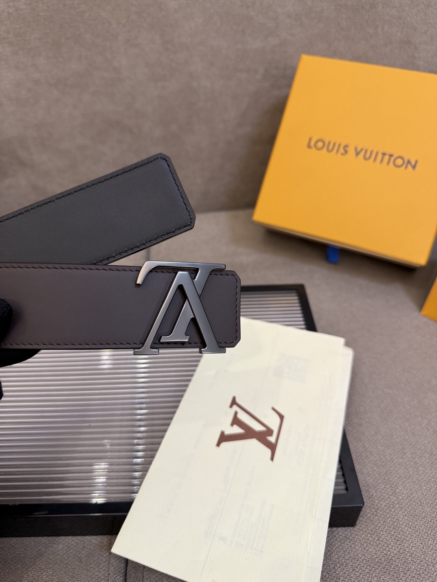 🌟【L家 男士必入商务休闲腰带｜秒变穿搭高手】🌟

🔥爆款型号：M*原厂顶配版
▫4.0cm黄金宽度 | 真皮匠心打造
▫真空电镀针扣（金银双色可选）
▫全套包装+防尘袋

💼【一秒提升格调的王炸单品】
☑商务洽谈 ➕ 休闲约会无缝切换
☑全新棱角针扣设计｜40mm利落线条
☑L家经典字母铭刻｜金属光泽永不褪色

✨「细节控必看」
✓ 意大利植鞣牛皮柔软抗变形
✓ 六道边缘油边工艺防开裂
✓ 精密数控雕刻金属扣头

👔【穿搭公式】&darr;
正装搭配&rarr; 沉稳精英气场全开
牛仔裤+衬衫&rarr; 美式复古摩登范
运动休闲装&rarr; 低调奢华小心机

&rdquo;从腰间细节开始掌控全场
真皮触感诉说低调奢华&ldquo;
&darr;点击咨询专属福利&darr;
p160