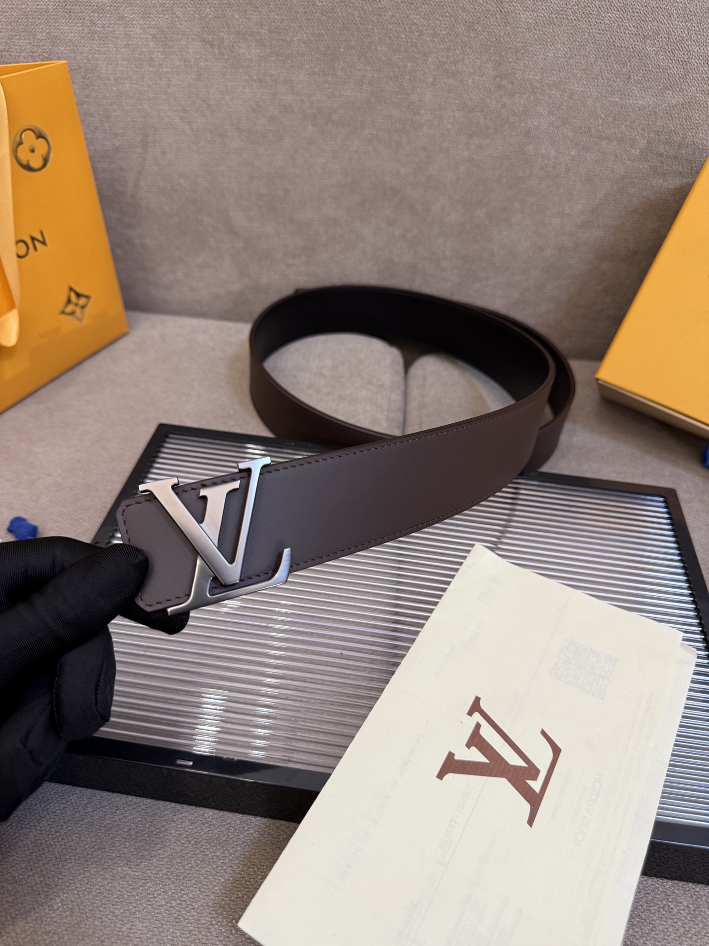 🌟【L家 男士必入商务休闲腰带｜秒变穿搭高手】🌟

🔥爆款型号：M*原厂顶配版
▫4.0cm黄金宽度 | 真皮匠心打造
▫真空电镀针扣（金银双色可选）
▫全套包装+防尘袋

💼【一秒提升格调的王炸单品】
☑商务洽谈 ➕ 休闲约会无缝切换
☑全新棱角针扣设计｜40mm利落线条
☑L家经典字母铭刻｜金属光泽永不褪色

✨「细节控必看」
✓ 意大利植鞣牛皮柔软抗变形
✓ 六道边缘油边工艺防开裂
✓ 精密数控雕刻金属扣头

👔【穿搭公式】&darr;
正装搭配&rarr; 沉稳精英气场全开
牛仔裤+衬衫&rarr; 美式复古摩登范
运动休闲装&rarr; 低调奢华小心机

&rdquo;从腰间细节开始掌控全场
真皮触感诉说低调奢华&ldquo;
&darr;点击咨询专属福利&darr;
p160