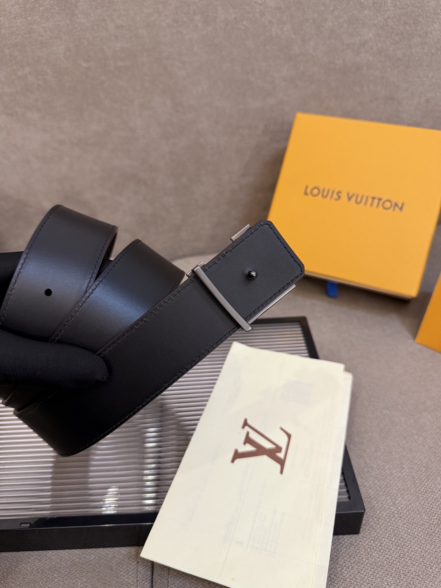 🌟【L家 男士必入商务休闲腰带｜秒变穿搭高手】🌟

🔥爆款型号：M*原厂顶配版
▫4.0cm黄金宽度 | 真皮匠心打造
▫真空电镀针扣（金银双色可选）
▫全套包装+防尘袋

💼【一秒提升格调的王炸单品】
☑商务洽谈 ➕ 休闲约会无缝切换
☑全新棱角针扣设计｜40mm利落线条
☑L家经典字母铭刻｜金属光泽永不褪色

✨「细节控必看」
✓ 意大利植鞣牛皮柔软抗变形
✓ 六道边缘油边工艺防开裂
✓ 精密数控雕刻金属扣头

👔【穿搭公式】&darr;
正装搭配&rarr; 沉稳精英气场全开
牛仔裤+衬衫&rarr; 美式复古摩登范
运动休闲装&rarr; 低调奢华小心机

&rdquo;从腰间细节开始掌控全场
真皮触感诉说低调奢华&ldquo;
&darr;点击咨询专属福利&darr;
p160