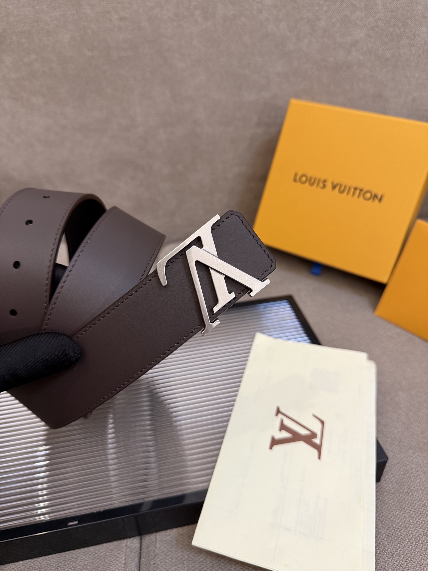 🌟【L家 男士必入商务休闲腰带｜秒变穿搭高手】🌟

🔥爆款型号：M*原厂顶配版
▫4.0cm黄金宽度 | 真皮匠心打造
▫真空电镀针扣（金银双色可选）
▫全套包装+防尘袋

💼【一秒提升格调的王炸单品】
☑商务洽谈 ➕ 休闲约会无缝切换
☑全新棱角针扣设计｜40mm利落线条
☑L家经典字母铭刻｜金属光泽永不褪色

✨「细节控必看」
✓ 意大利植鞣牛皮柔软抗变形
✓ 六道边缘油边工艺防开裂
✓ 精密数控雕刻金属扣头

👔【穿搭公式】&darr;
正装搭配&rarr; 沉稳精英气场全开
牛仔裤+衬衫&rarr; 美式复古摩登范
运动休闲装&rarr; 低调奢华小心机

&rdquo;从腰间细节开始掌控全场
真皮触感诉说低调奢华&ldquo;
&darr;点击咨询专属福利&darr;
p160