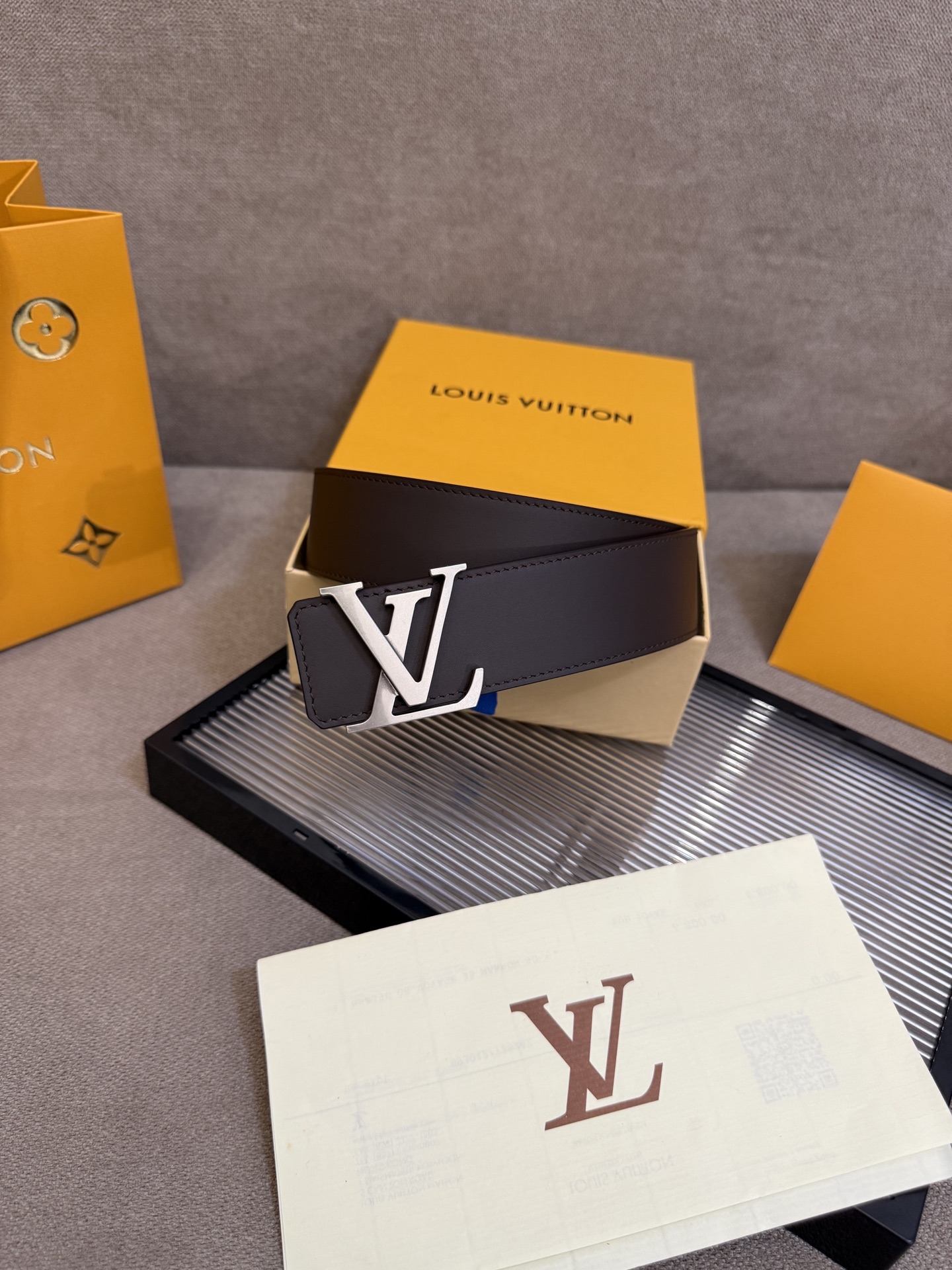 🌟【L家 男士必入商务休闲腰带｜秒变穿搭高手】🌟

🔥爆款型号：M*原厂顶配版
▫4.0cm黄金宽度 | 真皮匠心打造
▫真空电镀针扣（金银双色可选）
▫全套包装+防尘袋

💼【一秒提升格调的王炸单品】
☑商务洽谈 ➕ 休闲约会无缝切换
☑全新棱角针扣设计｜40mm利落线条
☑L家经典字母铭刻｜金属光泽永不褪色

✨「细节控必看」
✓ 意大利植鞣牛皮柔软抗变形
✓ 六道边缘油边工艺防开裂
✓ 精密数控雕刻金属扣头

👔【穿搭公式】&darr;
正装搭配&rarr; 沉稳精英气场全开
牛仔裤+衬衫&rarr; 美式复古摩登范
运动休闲装&rarr; 低调奢华小心机

&rdquo;从腰间细节开始掌控全场
真皮触感诉说低调奢华&ldquo;
&darr;点击咨询专属福利&darr;
p160