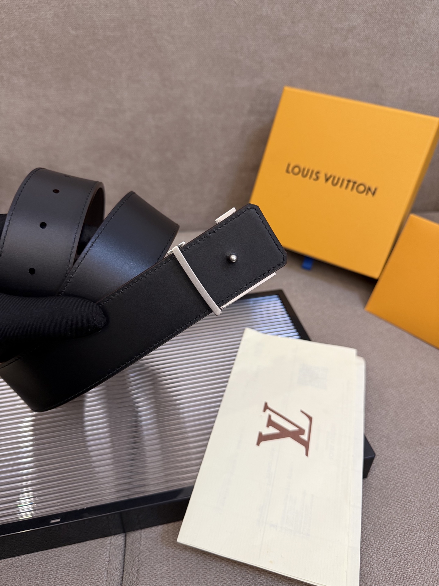 🌟【L家 男士必入商务休闲腰带｜秒变穿搭高手】🌟

🔥爆款型号：M*原厂顶配版
▫4.0cm黄金宽度 | 真皮匠心打造
▫真空电镀针扣（金银双色可选）
▫全套包装+防尘袋

💼【一秒提升格调的王炸单品】
☑商务洽谈 ➕ 休闲约会无缝切换
☑全新棱角针扣设计｜40mm利落线条
☑L家经典字母铭刻｜金属光泽永不褪色

✨「细节控必看」
✓ 意大利植鞣牛皮柔软抗变形
✓ 六道边缘油边工艺防开裂
✓ 精密数控雕刻金属扣头

👔【穿搭公式】&darr;
正装搭配&rarr; 沉稳精英气场全开
牛仔裤+衬衫&rarr; 美式复古摩登范
运动休闲装&rarr; 低调奢华小心机

&rdquo;从腰间细节开始掌控全场
真皮触感诉说低调奢华&ldquo;
&darr;点击咨询专属福利&darr;
p160
