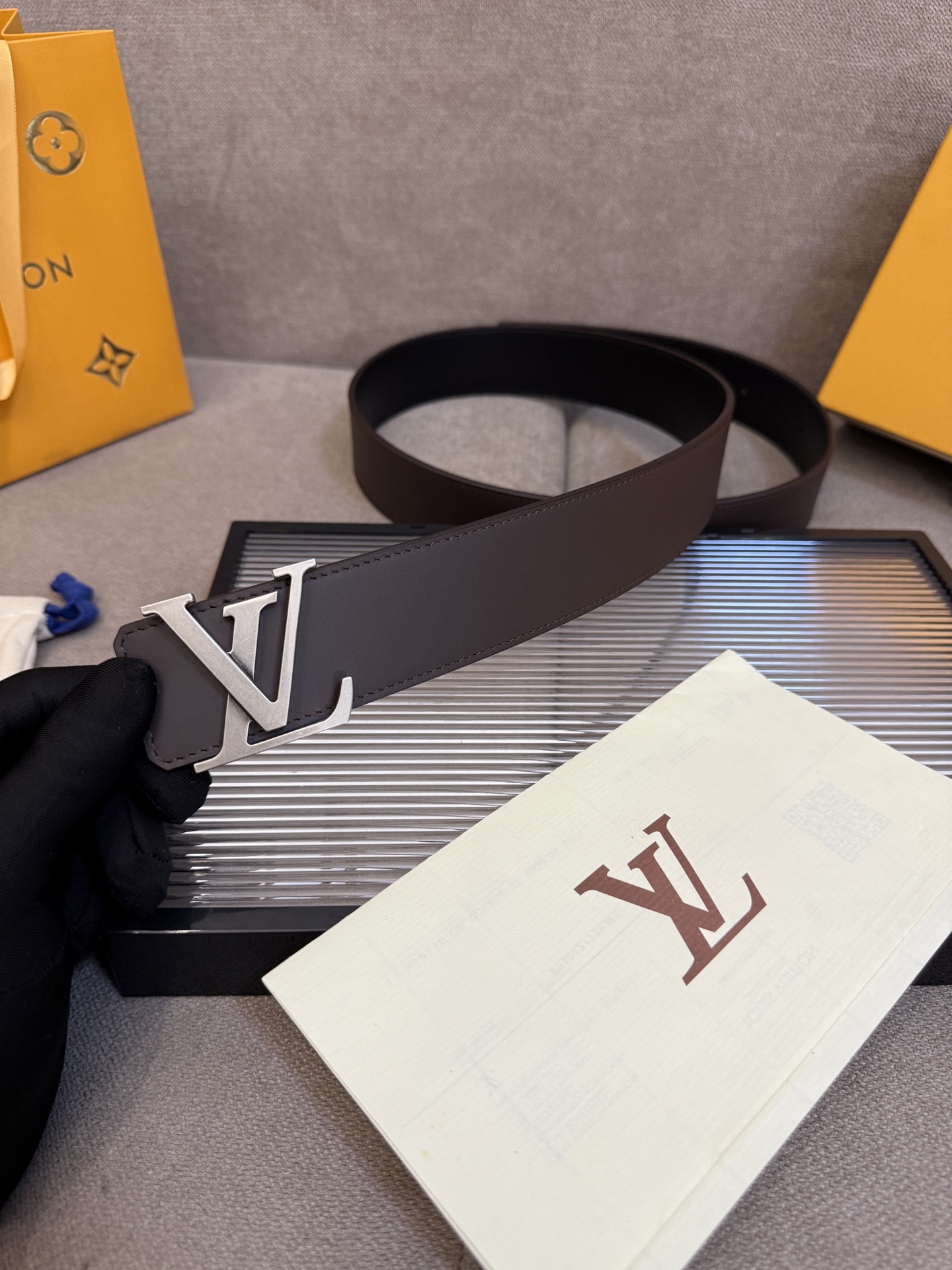 🌟【L家 男士必入商务休闲腰带｜秒变穿搭高手】🌟

🔥爆款型号：M*原厂顶配版
▫4.0cm黄金宽度 | 真皮匠心打造
▫真空电镀针扣（金银双色可选）
▫全套包装+防尘袋

💼【一秒提升格调的王炸单品】
☑商务洽谈 ➕ 休闲约会无缝切换
☑全新棱角针扣设计｜40mm利落线条
☑L家经典字母铭刻｜金属光泽永不褪色

✨「细节控必看」
✓ 意大利植鞣牛皮柔软抗变形
✓ 六道边缘油边工艺防开裂
✓ 精密数控雕刻金属扣头

👔【穿搭公式】&darr;
正装搭配&rarr; 沉稳精英气场全开
牛仔裤+衬衫&rarr; 美式复古摩登范
运动休闲装&rarr; 低调奢华小心机

&rdquo;从腰间细节开始掌控全场
真皮触感诉说低调奢华&ldquo;
&darr;点击咨询专属福利&darr;
p160