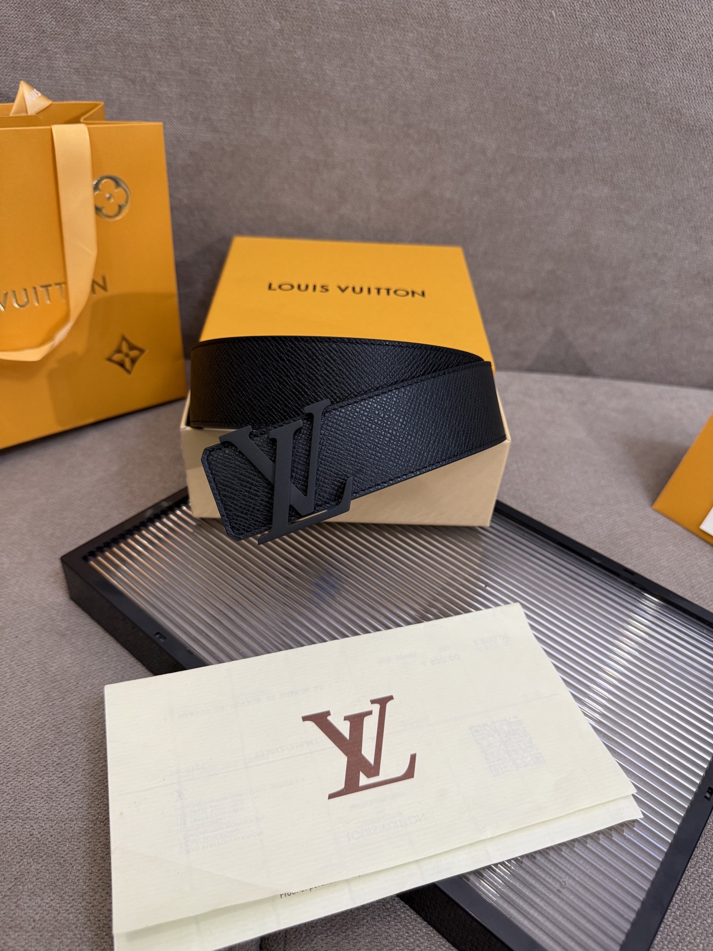 lv男士新款皮带寬度4cm 訂製帆布面料飾有全新的圖案效果(颜色纯正) 衬托進口小牛皮配色底 搭配精緻的字母搭扣 手感极佳