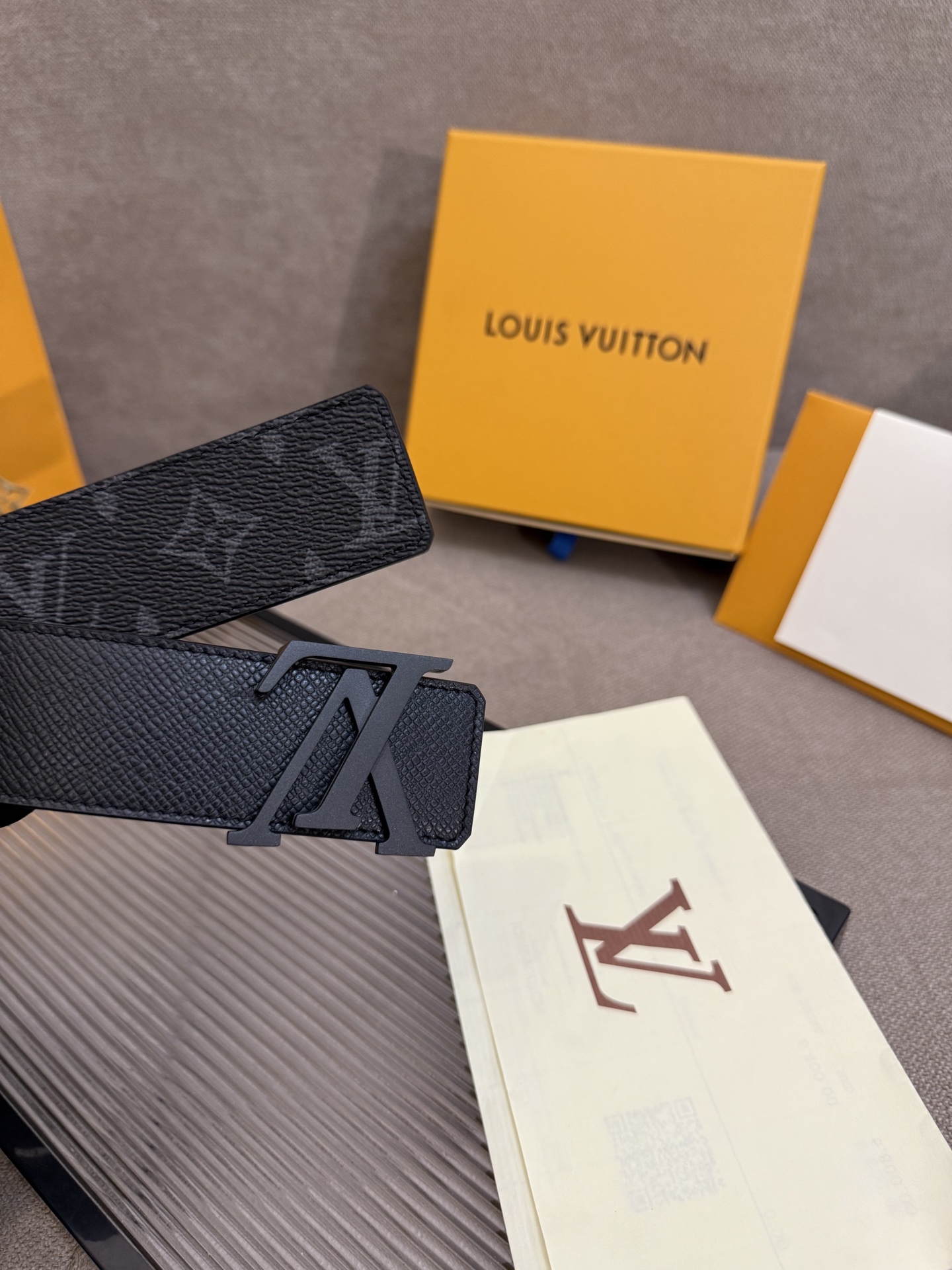 lv男士新款皮带寬度4cm 訂製帆布面料飾有全新的圖案效果(颜色纯正) 衬托進口小牛皮配色底 搭配精緻的字母搭扣 手感极佳