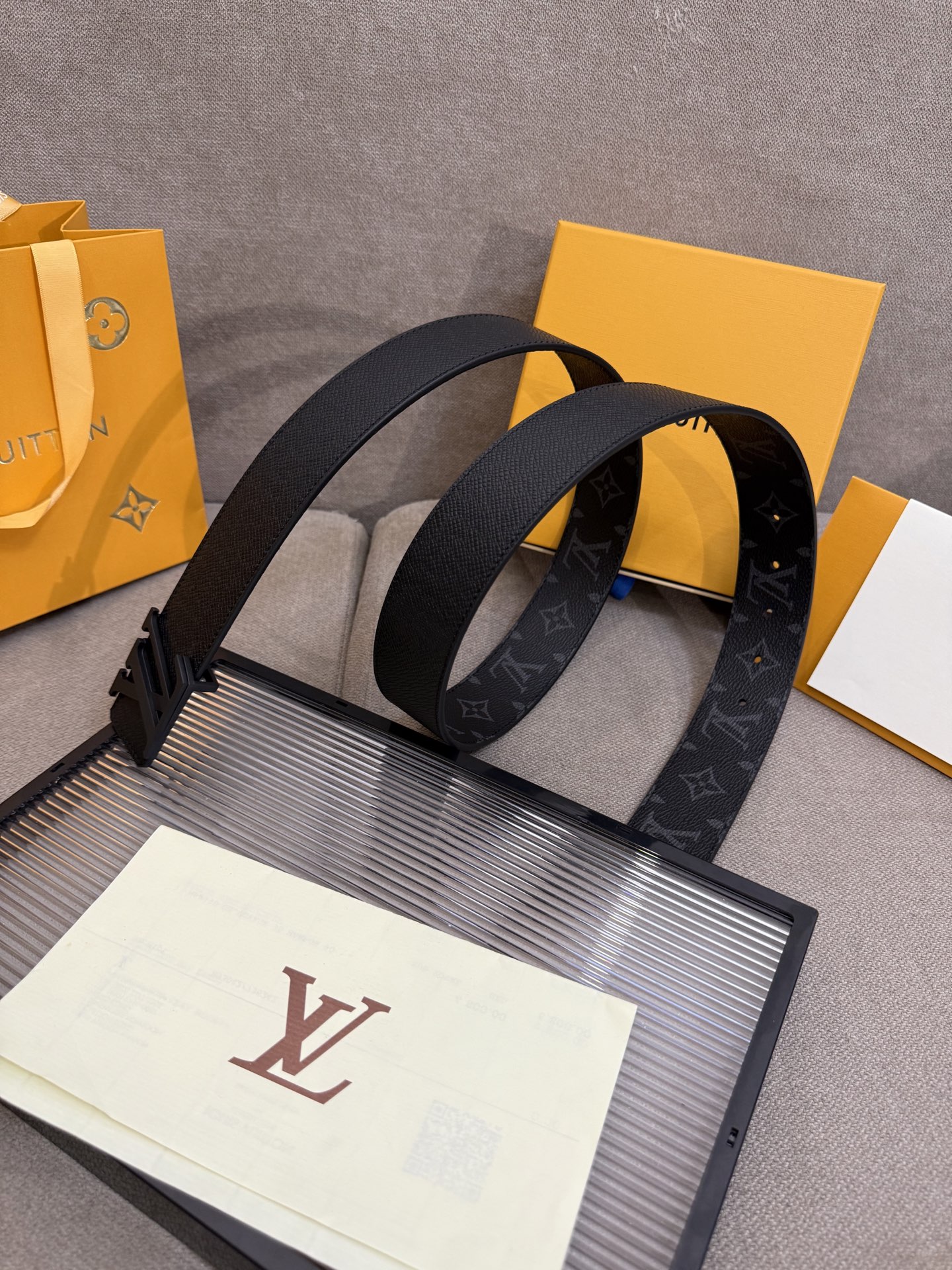 lv男士新款皮带寬度4cm 訂製帆布面料飾有全新的圖案效果(颜色纯正) 衬托進口小牛皮配色底 搭配精緻的字母搭扣 手感极佳