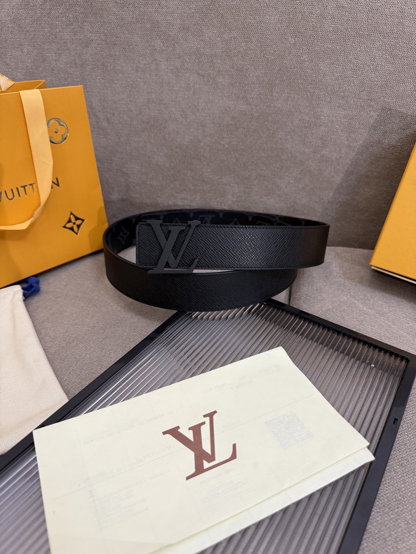 lv男士新款皮带寬度4cm 訂製帆布面料飾有全新的圖案效果(颜色纯正) 衬托進口小牛皮配色底 搭配精緻的字母搭扣 手感极佳