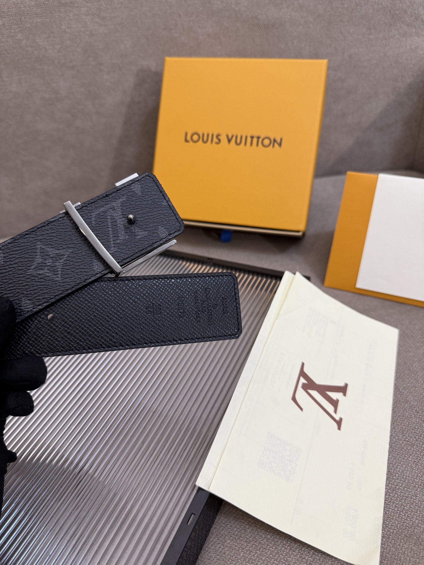 lv男士新款皮带寬度4cm 訂製帆布面料飾有全新的圖案效果(颜色纯正) 衬托進口小牛皮配色底 搭配精緻的字母搭扣 手感极佳