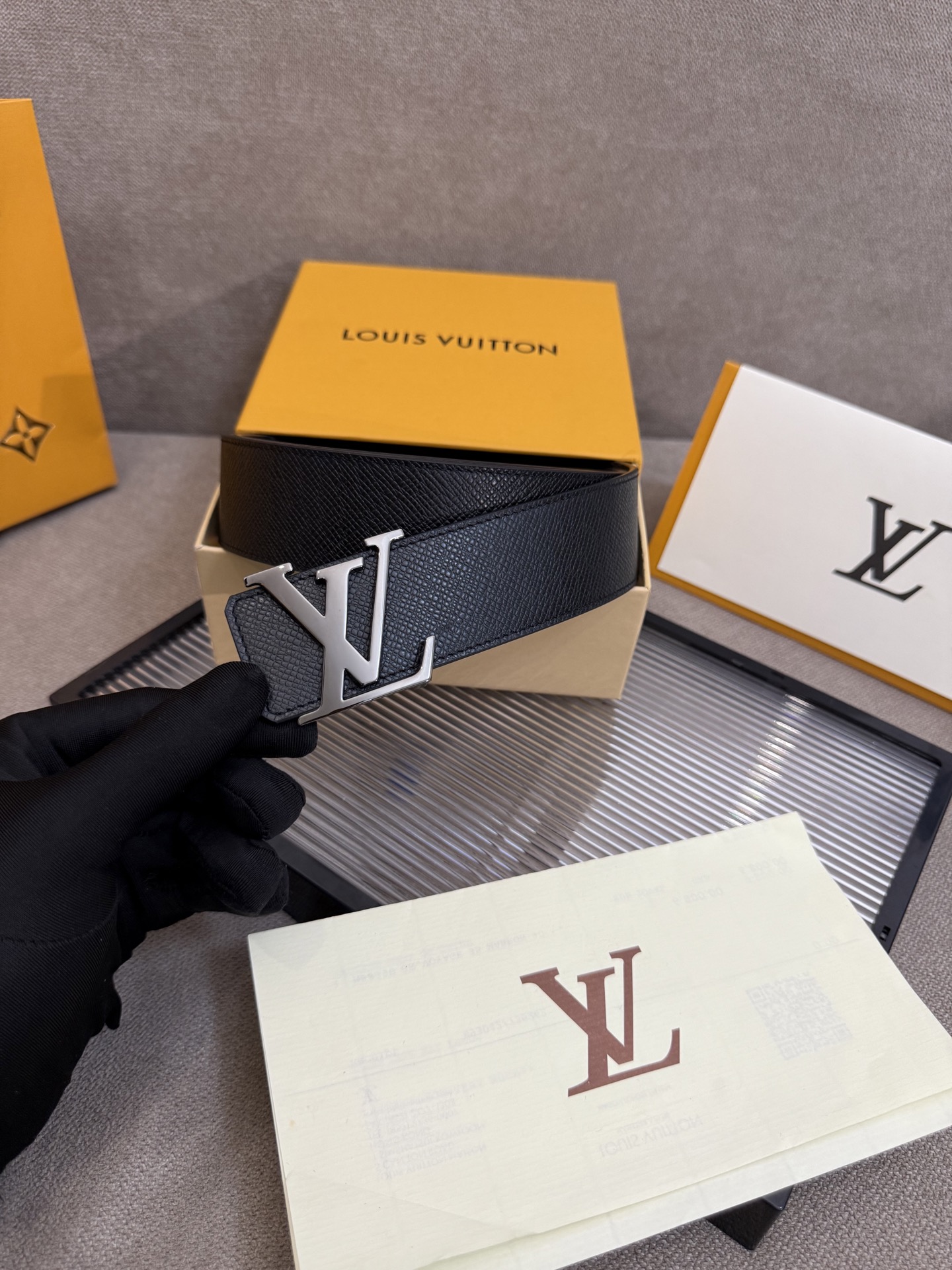lv男士新款皮带寬度4cm 訂製帆布面料飾有全新的圖案效果(颜色纯正) 衬托進口小牛皮配色底 搭配精緻的字母搭扣 手感极佳