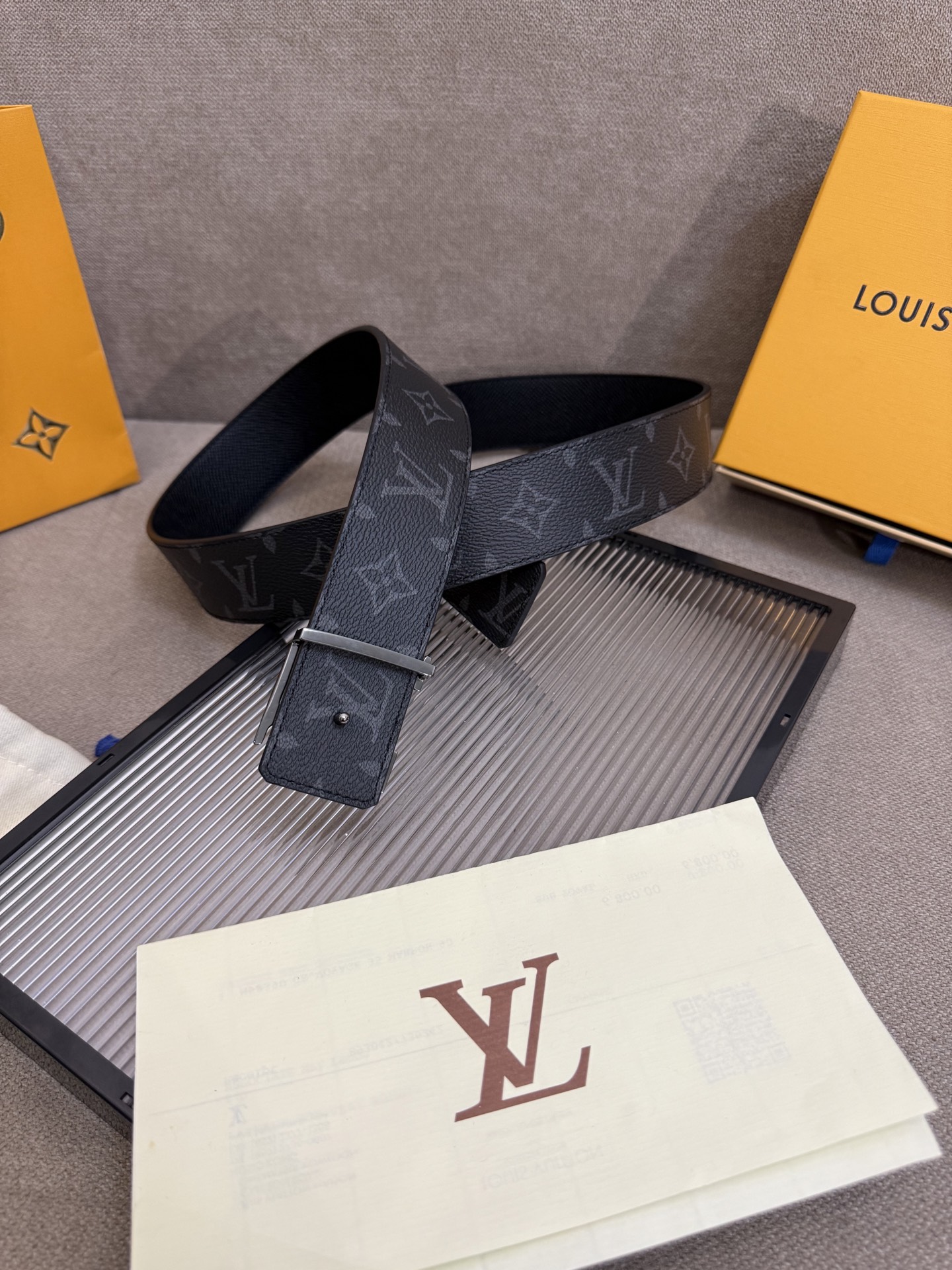 lv男士新款皮带寬度4cm 訂製帆布面料飾有全新的圖案效果(颜色纯正) 衬托進口小牛皮配色底 搭配精緻的字母搭扣 手感极佳