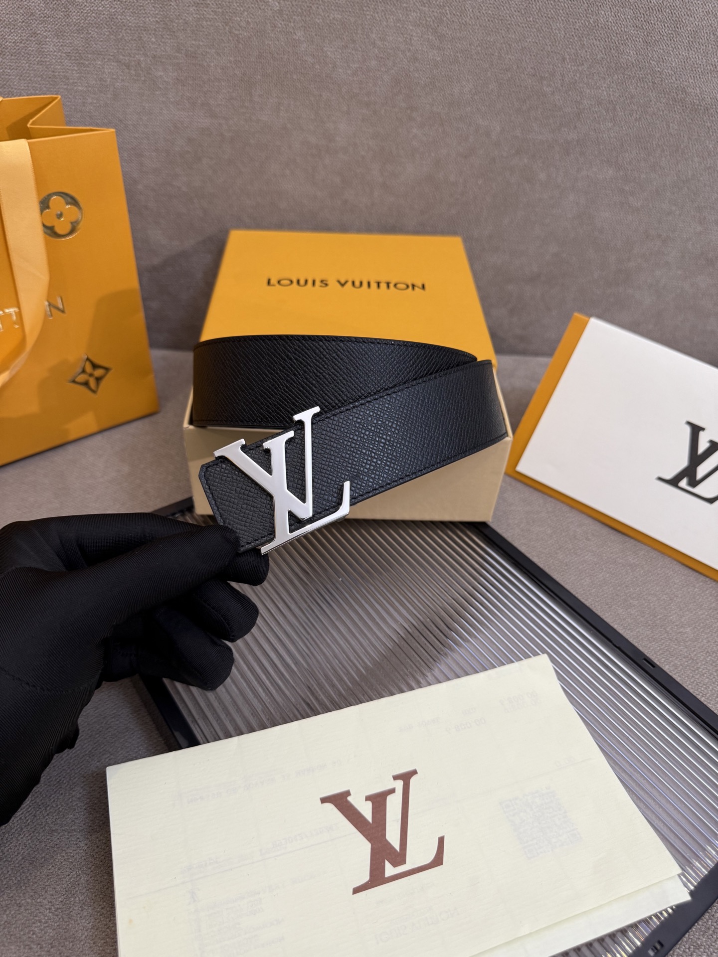 lv男士新款皮带寬度4cm 訂製帆布面料飾有全新的圖案效果(颜色纯正) 衬托進口小牛皮配色底 搭配精緻的字母搭扣 手感极佳