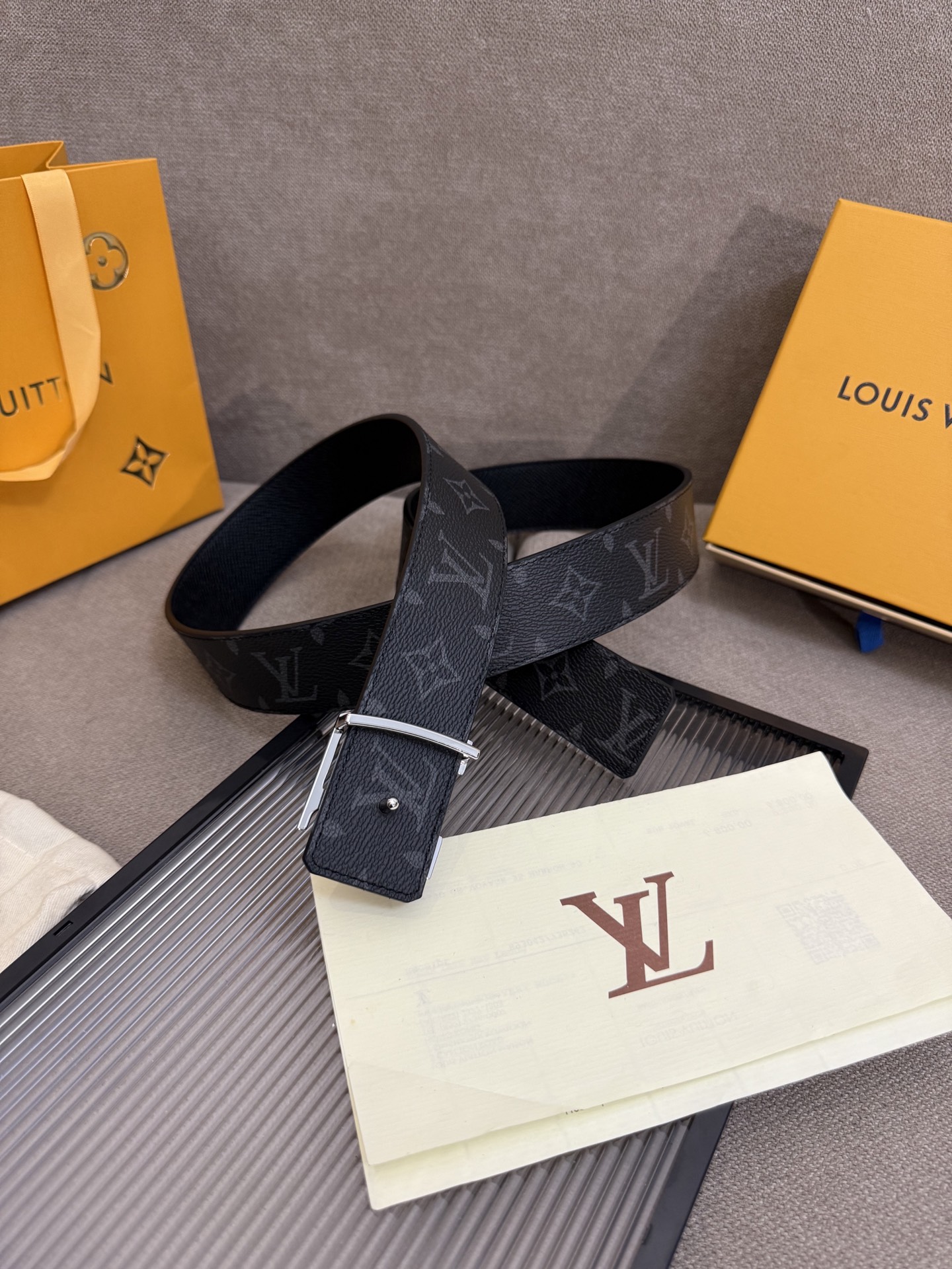 lv男士新款皮带寬度4cm 訂製帆布面料飾有全新的圖案效果(颜色纯正) 衬托進口小牛皮配色底 搭配精緻的字母搭扣 手感极佳