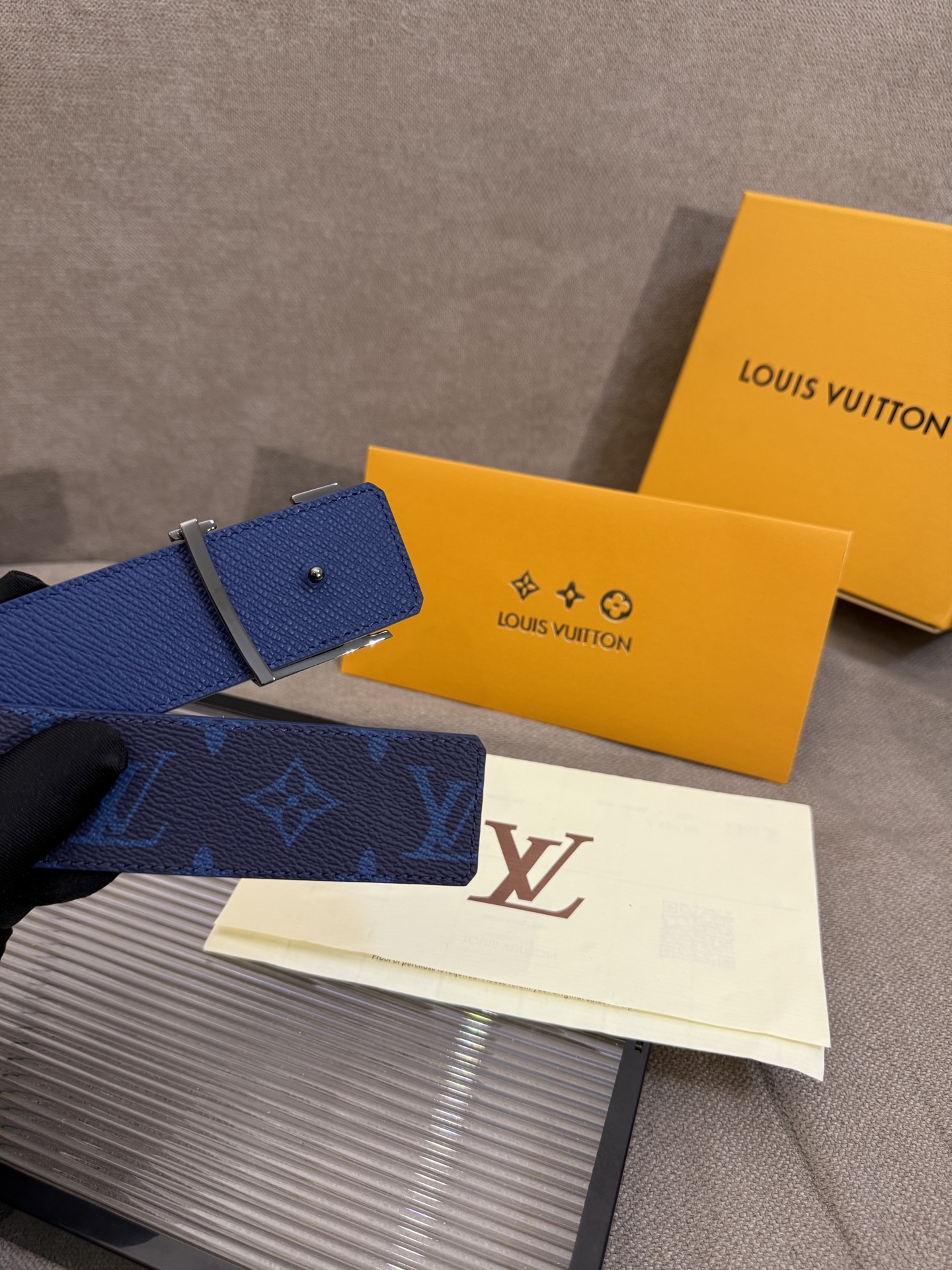 lv男士新款皮带寬度4cm 訂製帆布面料飾有全新的圖案效果(颜色纯正) 衬托進口小牛皮配色底 搭配精緻的字母搭扣 手感极佳