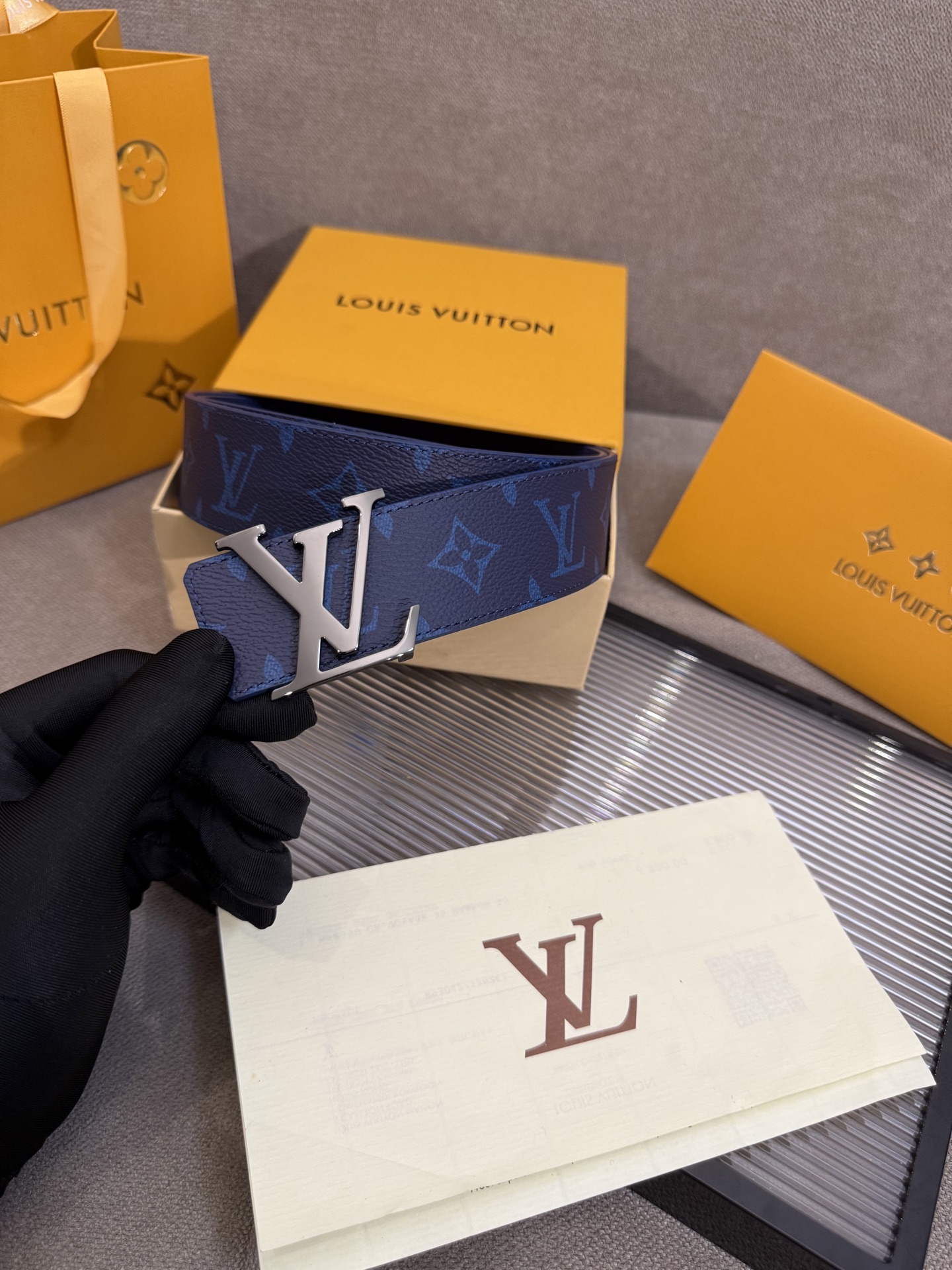 lv男士新款皮带寬度4cm 訂製帆布面料飾有全新的圖案效果(颜色纯正) 衬托進口小牛皮配色底 搭配精緻的字母搭扣 手感极佳