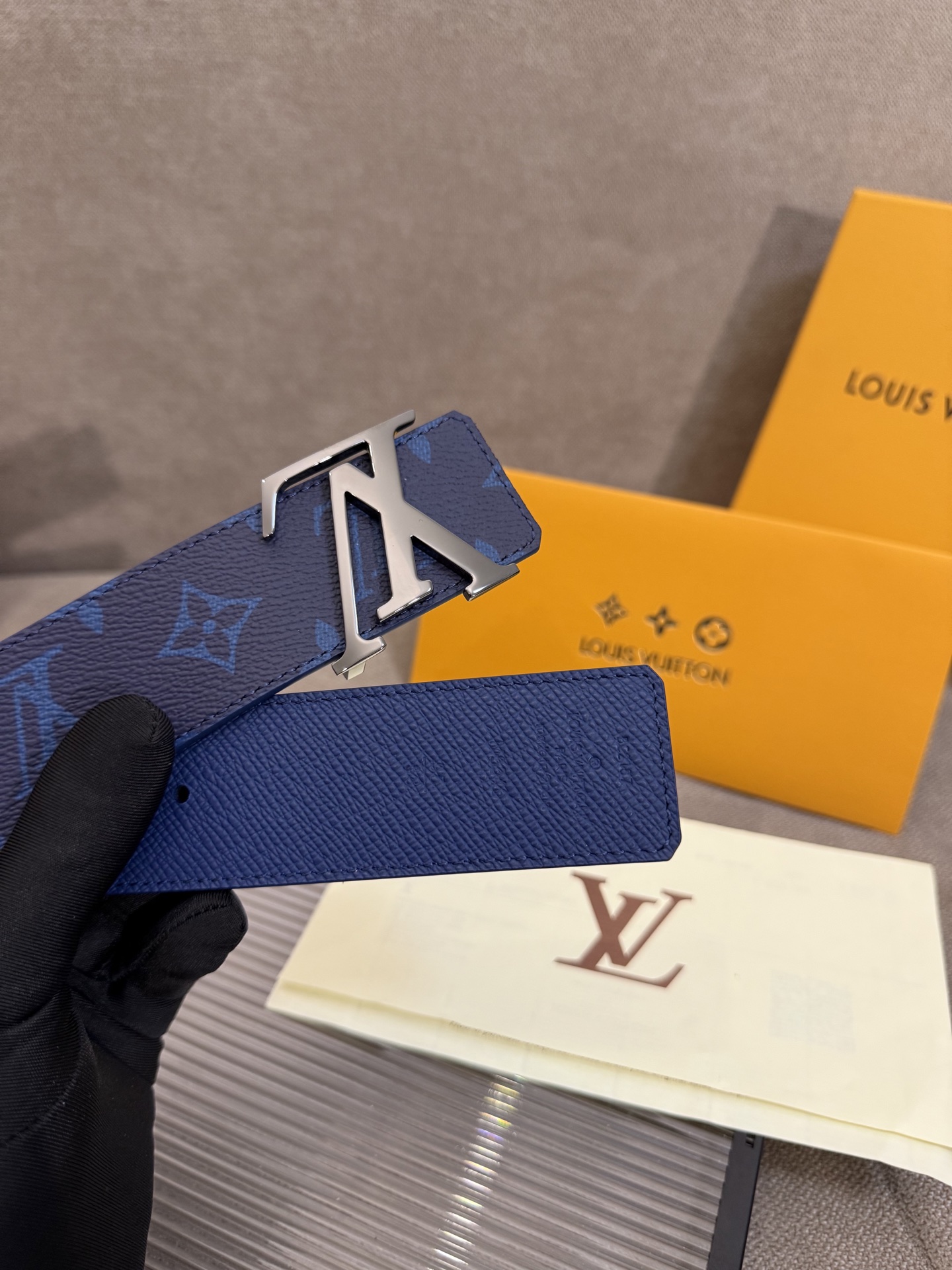 lv男士新款皮带寬度4cm 訂製帆布面料飾有全新的圖案效果(颜色纯正) 衬托進口小牛皮配色底 搭配精緻的字母搭扣 手感极佳