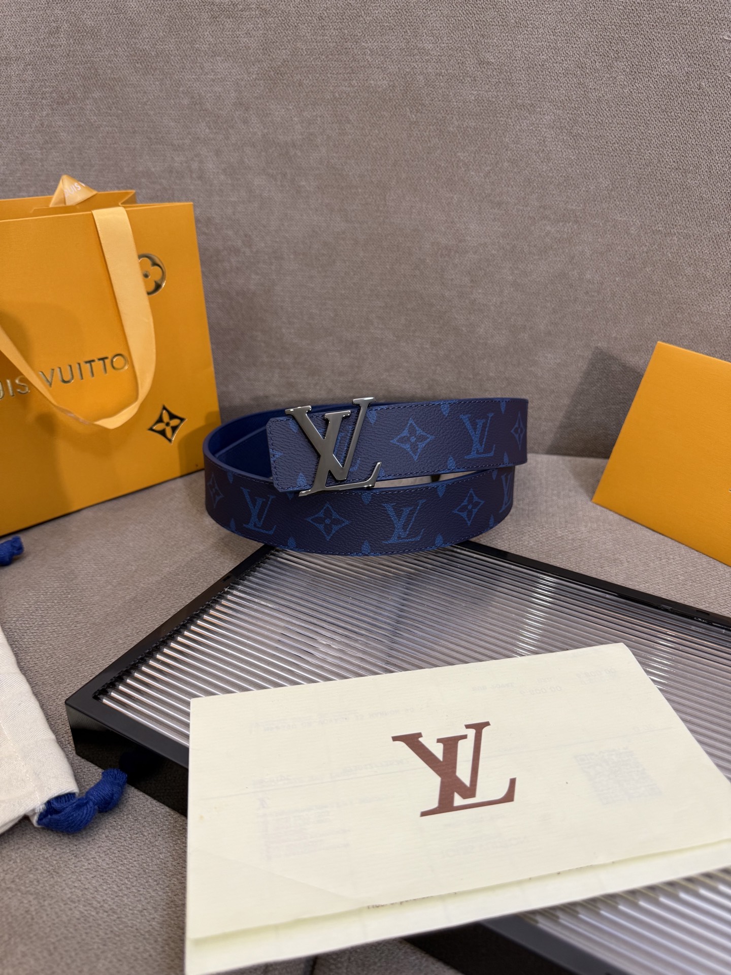lv男士新款皮带寬度4cm 訂製帆布面料飾有全新的圖案效果(颜色纯正) 衬托進口小牛皮配色底 搭配精緻的字母搭扣 手感极佳