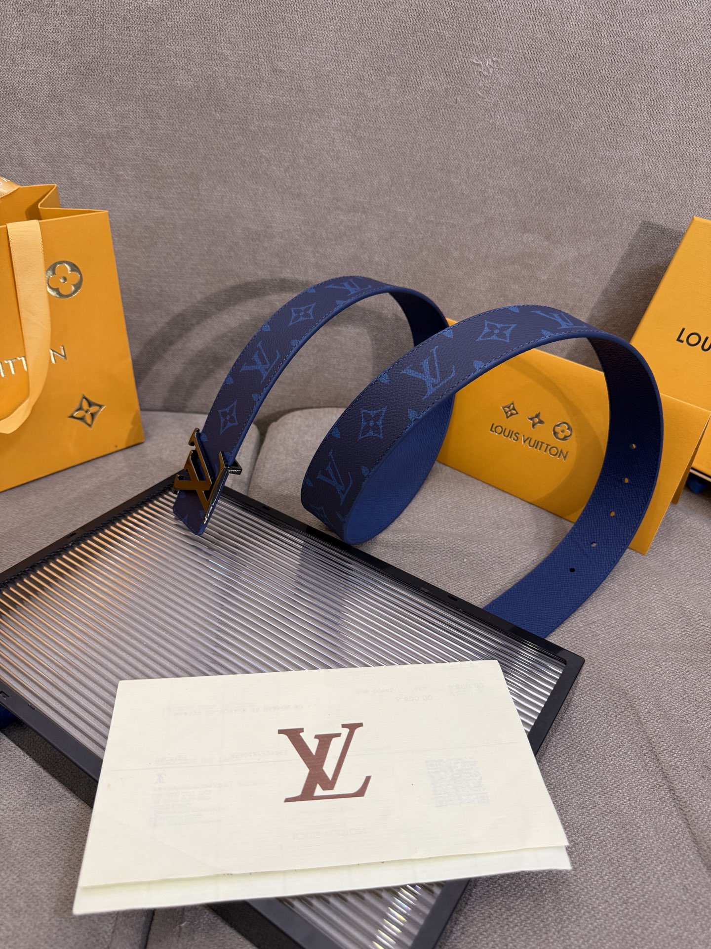 lv男士新款皮带寬度4cm 訂製帆布面料飾有全新的圖案效果(颜色纯正) 衬托進口小牛皮配色底 搭配精緻的字母搭扣 手感极佳