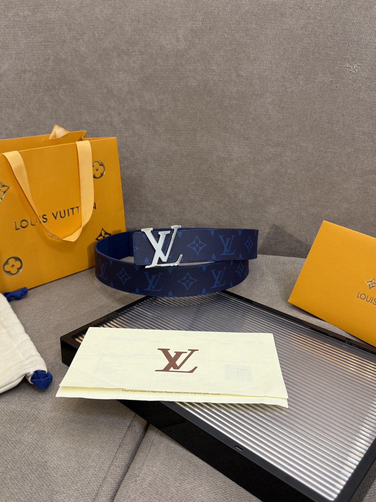 lv男士新款皮带寬度4cm 訂製帆布面料飾有全新的圖案效果(颜色纯正) 衬托進口小牛皮配色底 搭配精緻的字母搭扣 手感极佳