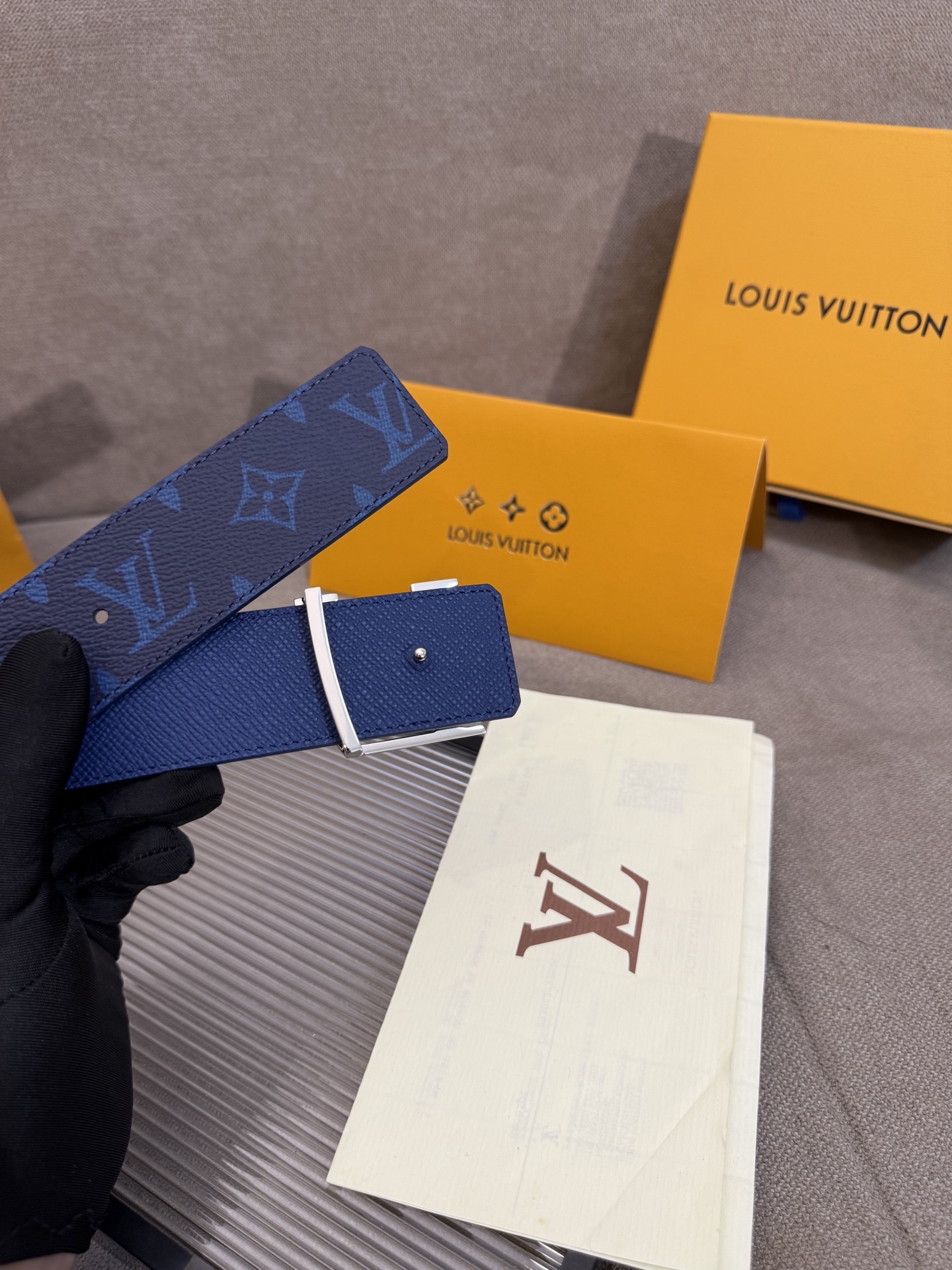 lv男士新款皮带寬度4cm 訂製帆布面料飾有全新的圖案效果(颜色纯正) 衬托進口小牛皮配色底 搭配精緻的字母搭扣 手感极佳