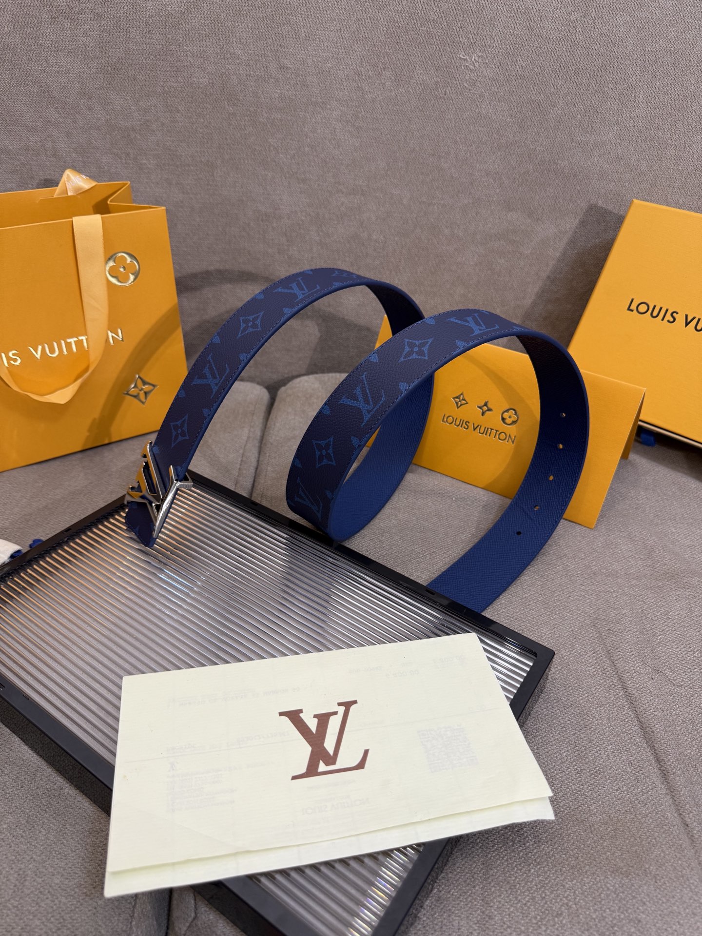 lv男士新款皮带寬度4cm 訂製帆布面料飾有全新的圖案效果(颜色纯正) 衬托進口小牛皮配色底 搭配精緻的字母搭扣 手感极佳