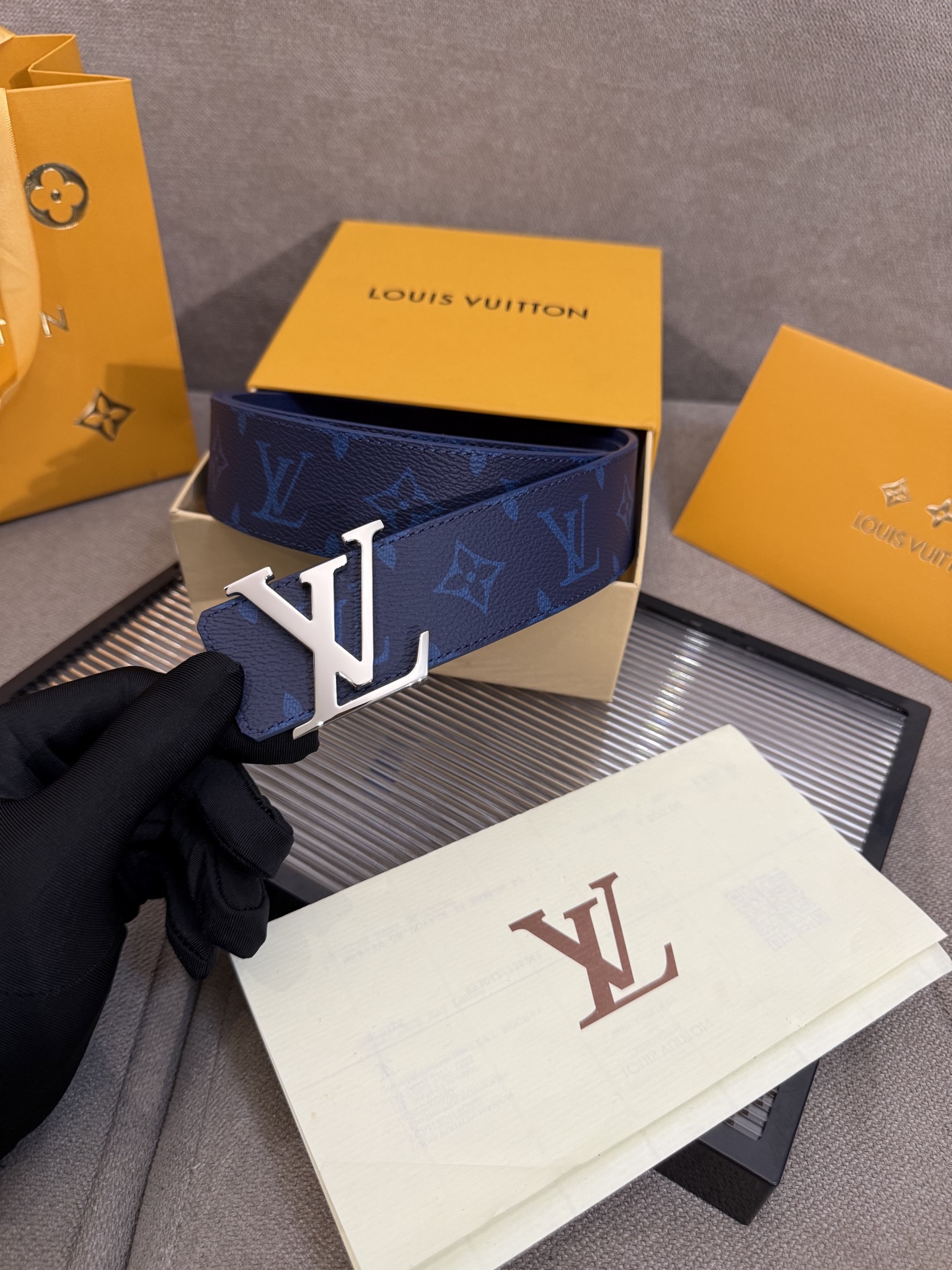 lv男士新款皮带寬度4cm 訂製帆布面料飾有全新的圖案效果(颜色纯正) 衬托進口小牛皮配色底 搭配精緻的字母搭扣 手感极佳