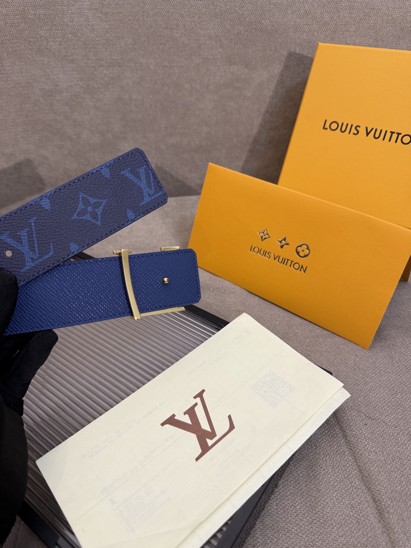 lv男士新款皮带寬度4cm 訂製帆布面料飾有全新的圖案效果(颜色纯正) 衬托進口小牛皮配色底 搭配精緻的字母搭扣 手感极佳