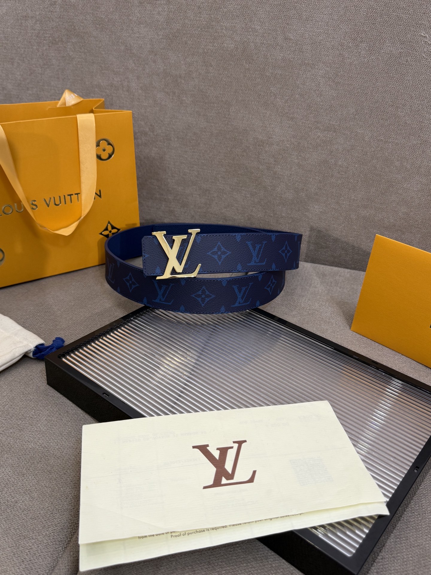 lv男士新款皮带寬度4cm 訂製帆布面料飾有全新的圖案效果(颜色纯正) 衬托進口小牛皮配色底 搭配精緻的字母搭扣 手感极佳