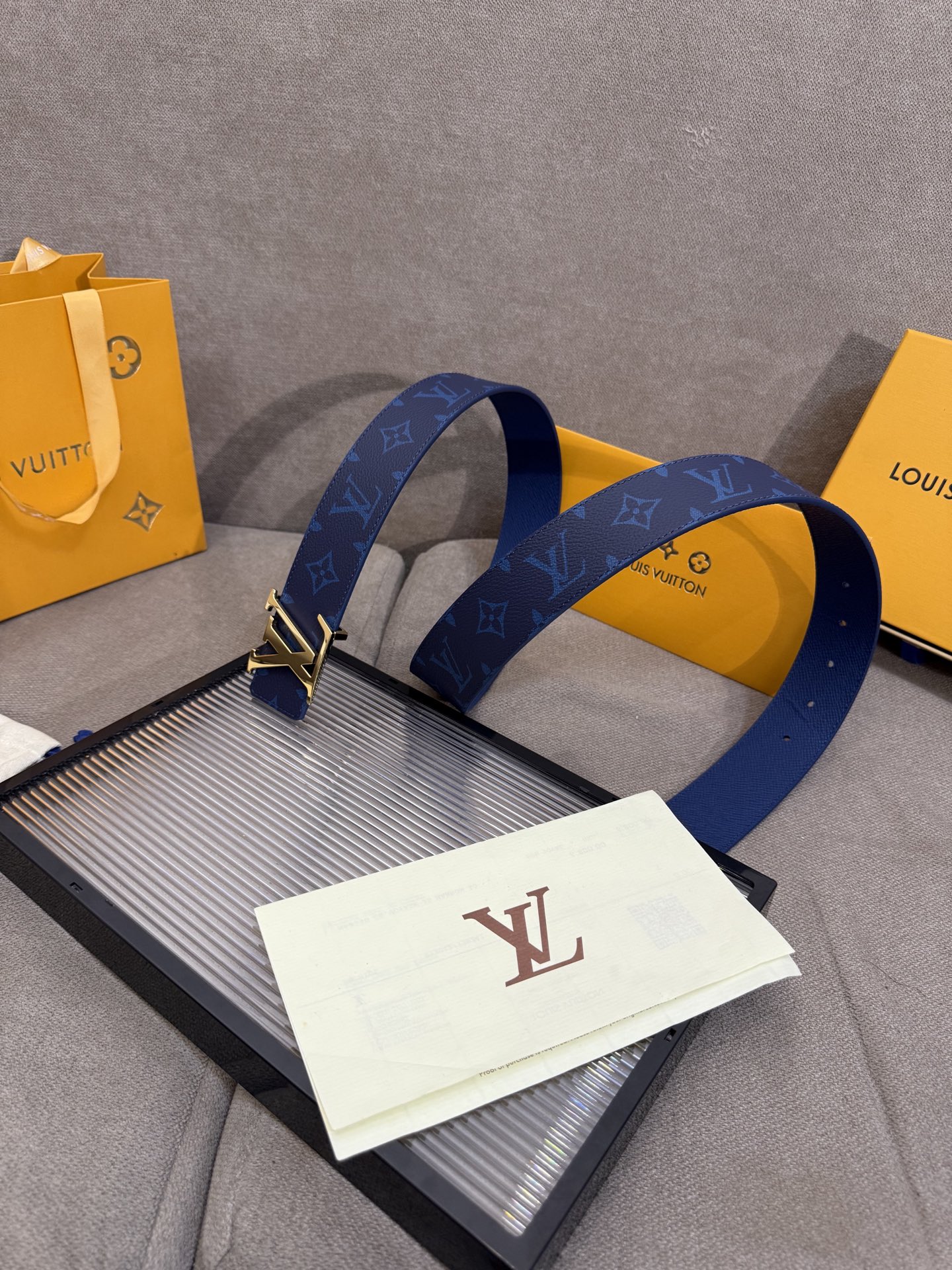 lv男士新款皮带寬度4cm 訂製帆布面料飾有全新的圖案效果(颜色纯正) 衬托進口小牛皮配色底 搭配精緻的字母搭扣 手感极佳
