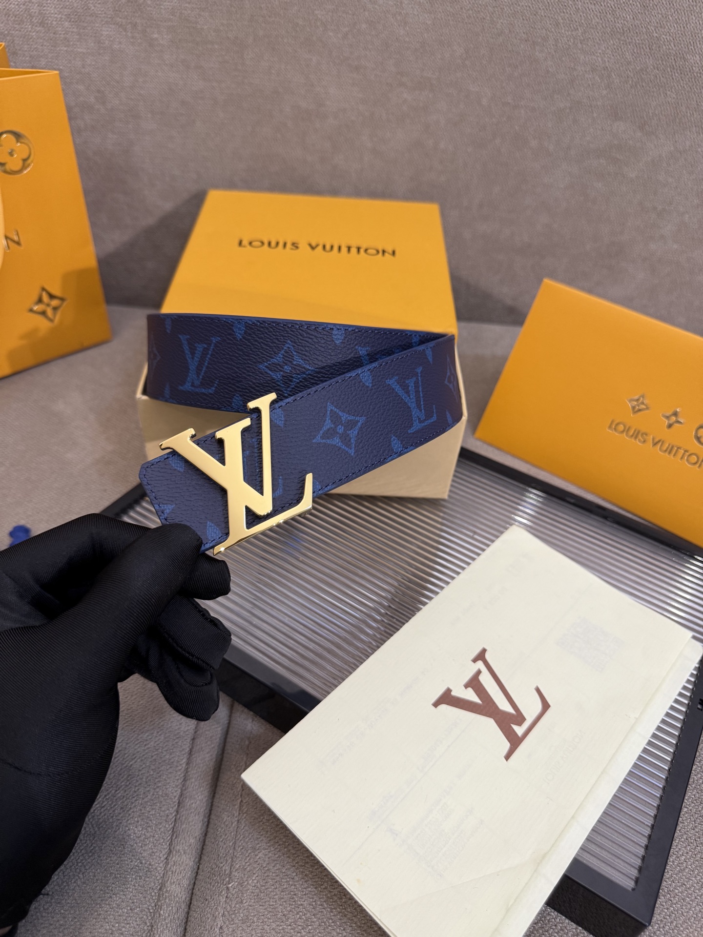 lv男士新款皮带寬度4cm 訂製帆布面料飾有全新的圖案效果(颜色纯正) 衬托進口小牛皮配色底 搭配精緻的字母搭扣 手感极佳