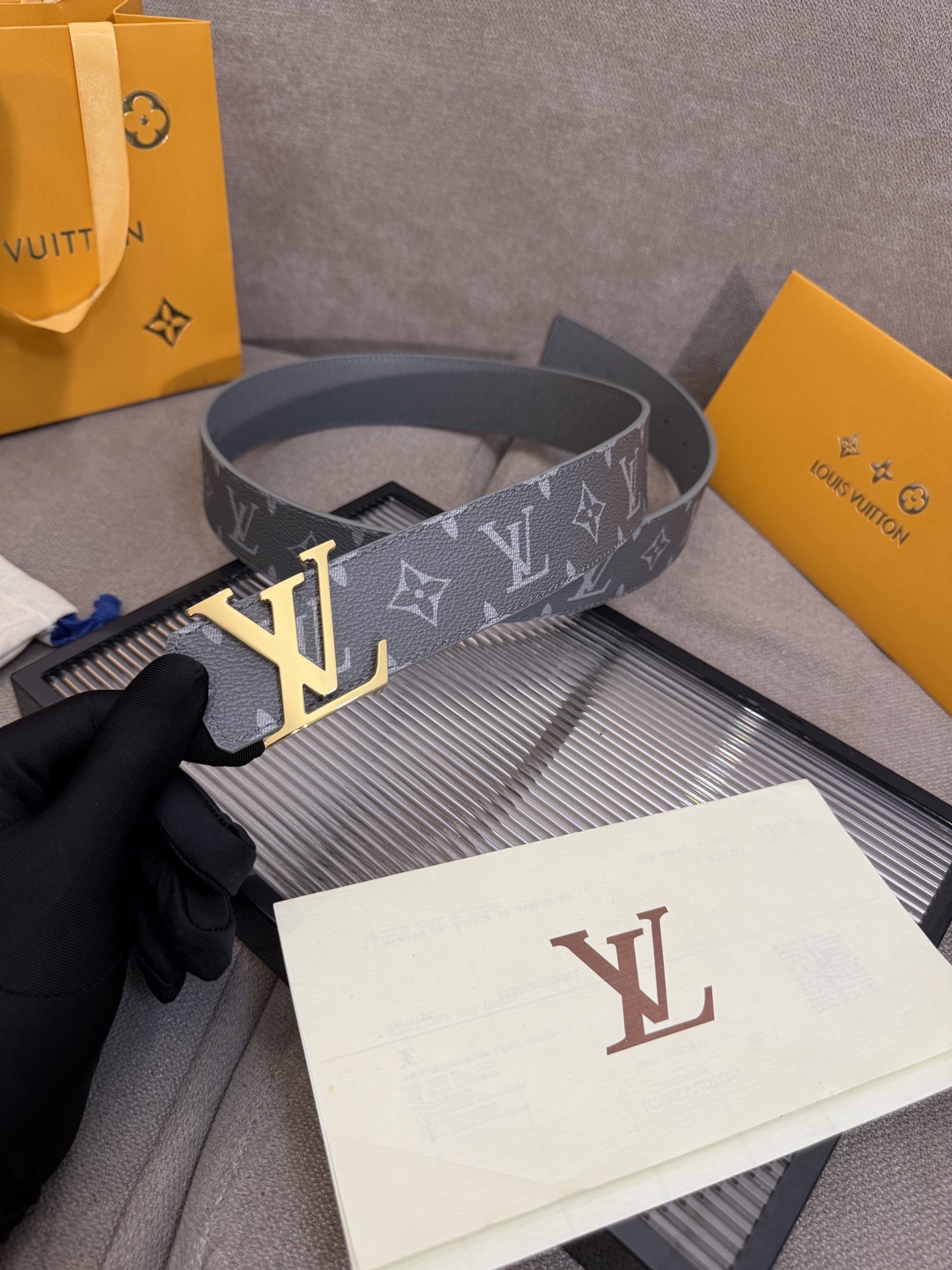 lv男士新款皮带寬度4cm 訂製帆布面料飾有全新的圖案效果(颜色纯正) 衬托進口小牛皮配色底 搭配精緻的字母搭扣 手感极佳