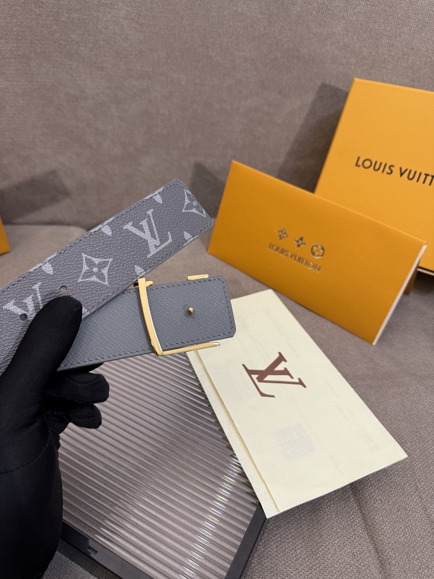 lv男士新款皮带寬度4cm 訂製帆布面料飾有全新的圖案效果(颜色纯正) 衬托進口小牛皮配色底 搭配精緻的字母搭扣 手感极佳