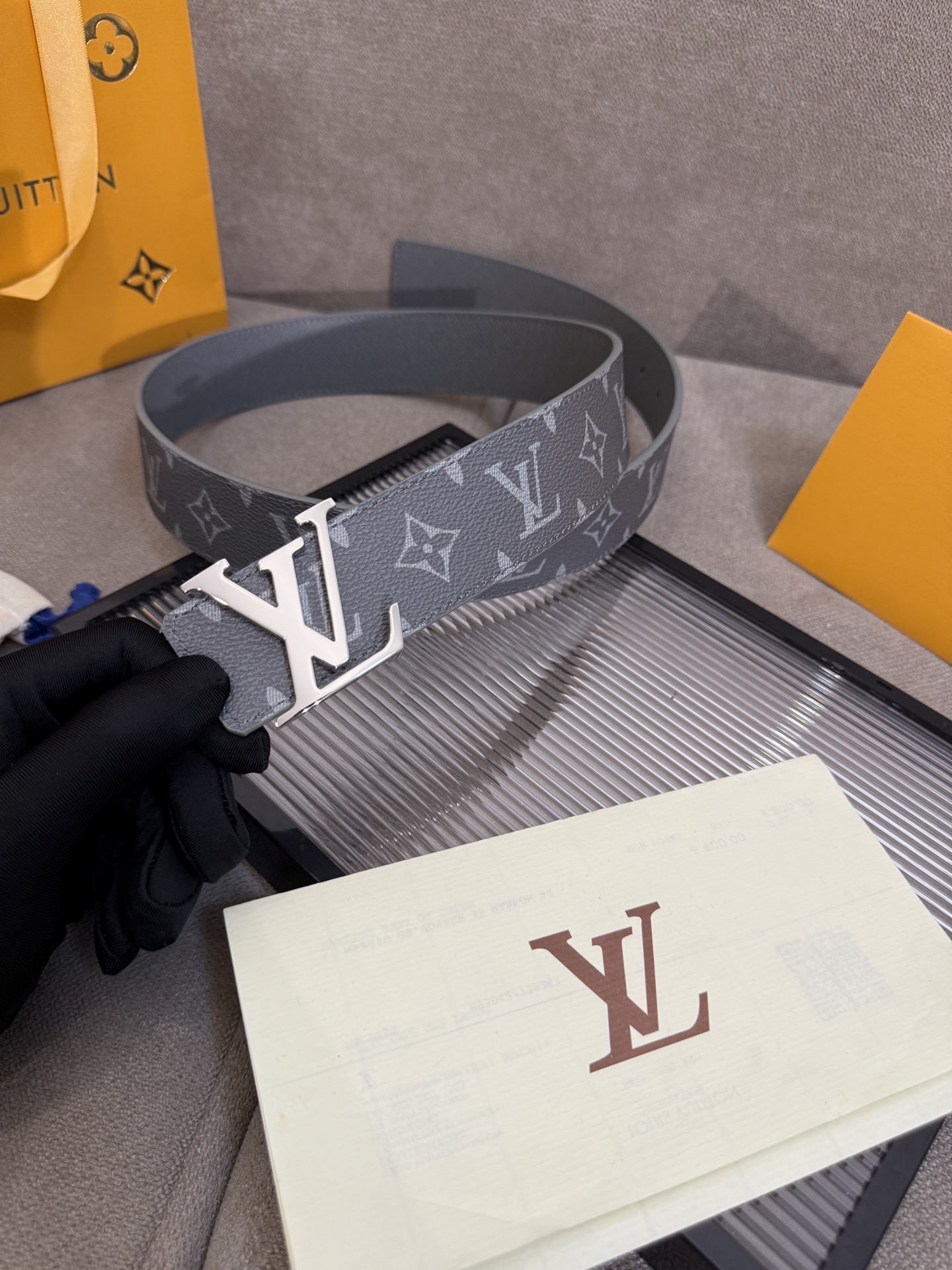 lv男士新款皮带寬度4cm 訂製帆布面料飾有全新的圖案效果(颜色纯正) 衬托進口小牛皮配色底 搭配精緻的字母搭扣 手感极佳